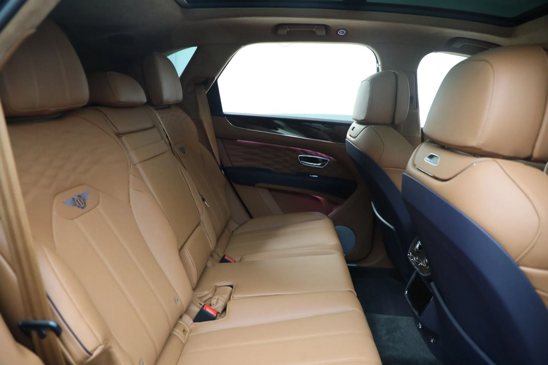 mph026_1866607221_New_2025_Bentley_Bentayga_Azure_V8_1762363223_5ef71a249a