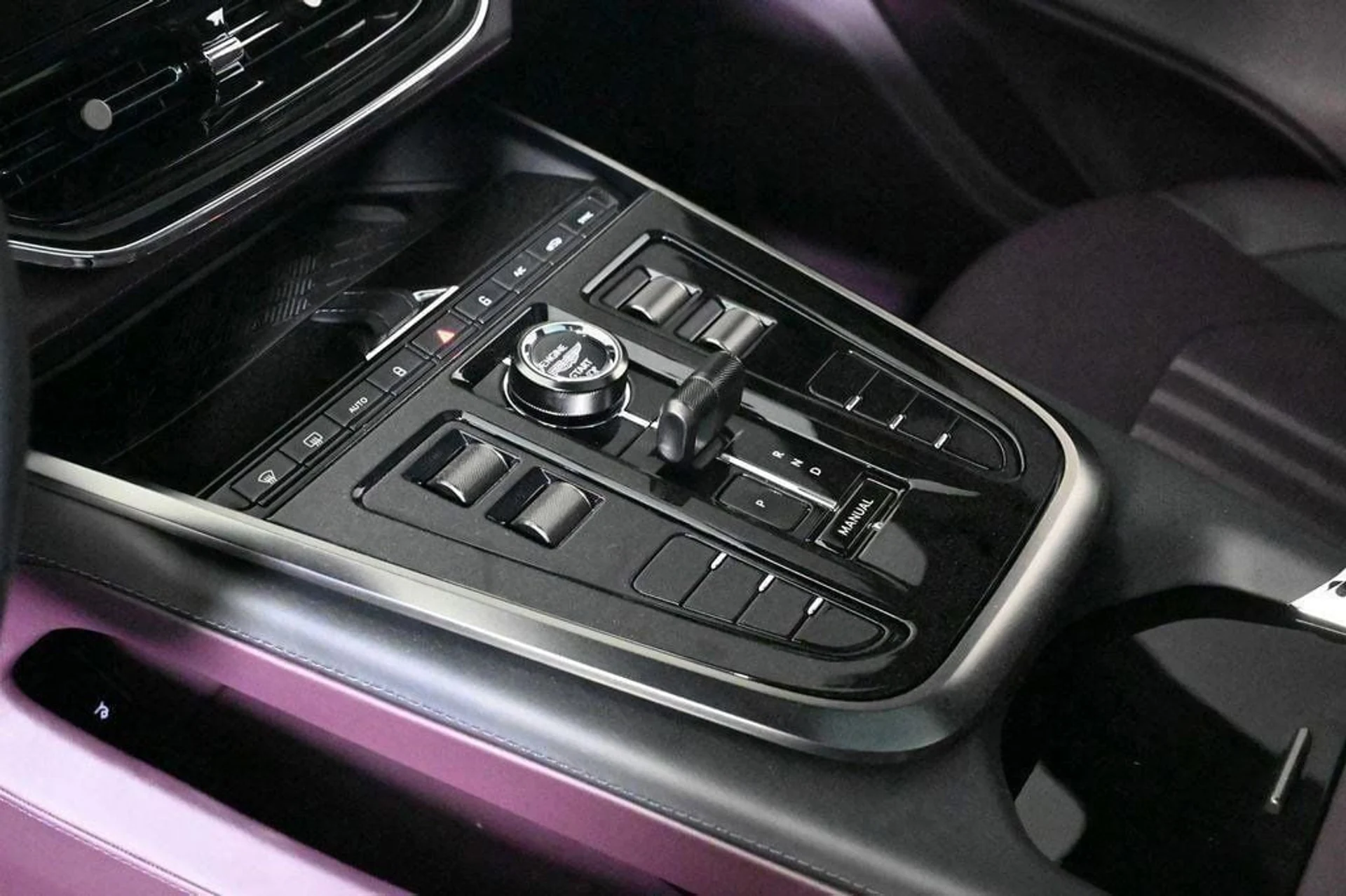 mph026_1878262688_new_2025_aston_martin_dbx_707awd_11350_22854661_26_1024_65793a6cce