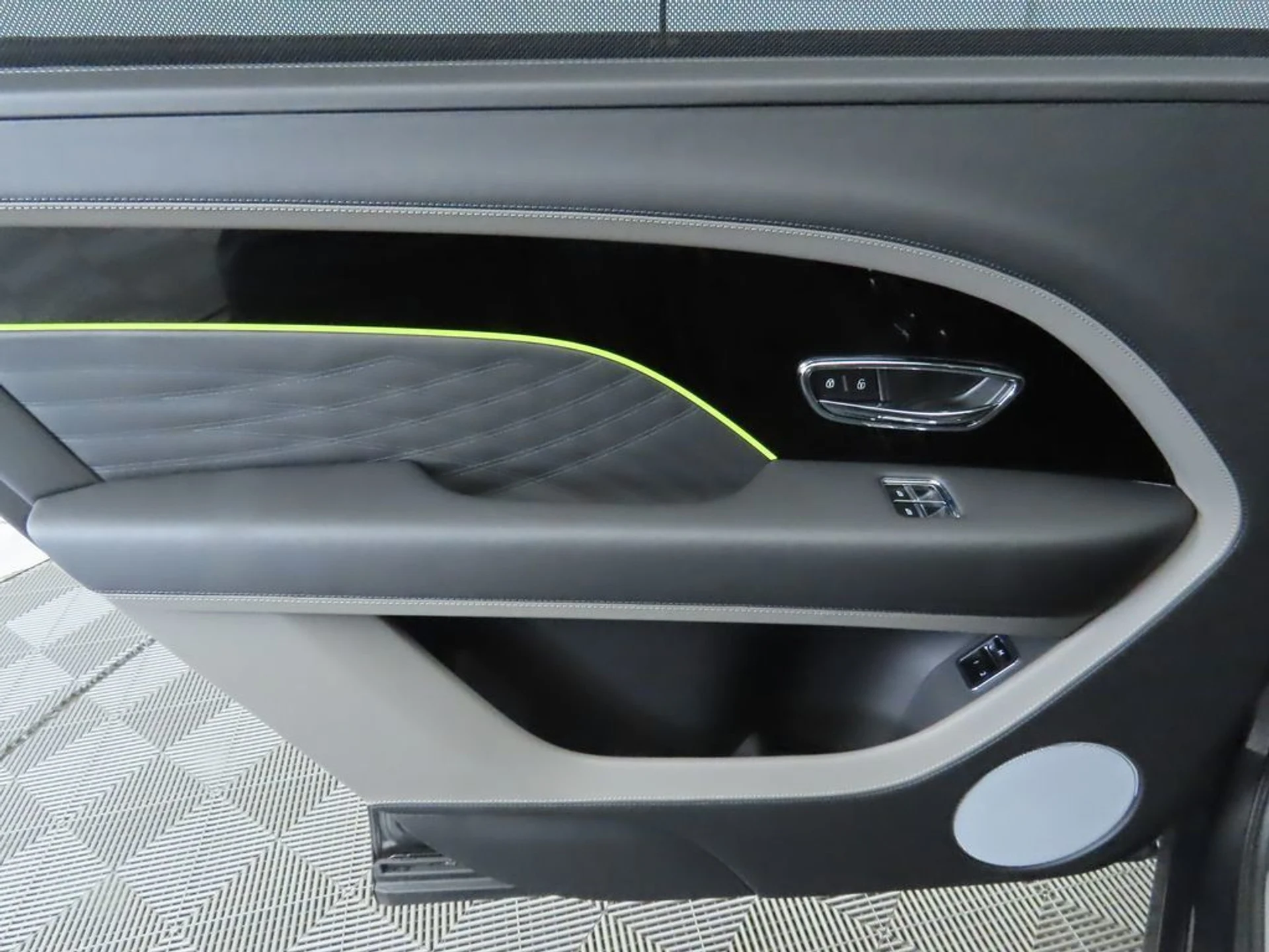 mph026_1880767402_used_2023_bentley_bentayga_ewb_azure_8119_22967334_27_1024_9dfbe3d49b