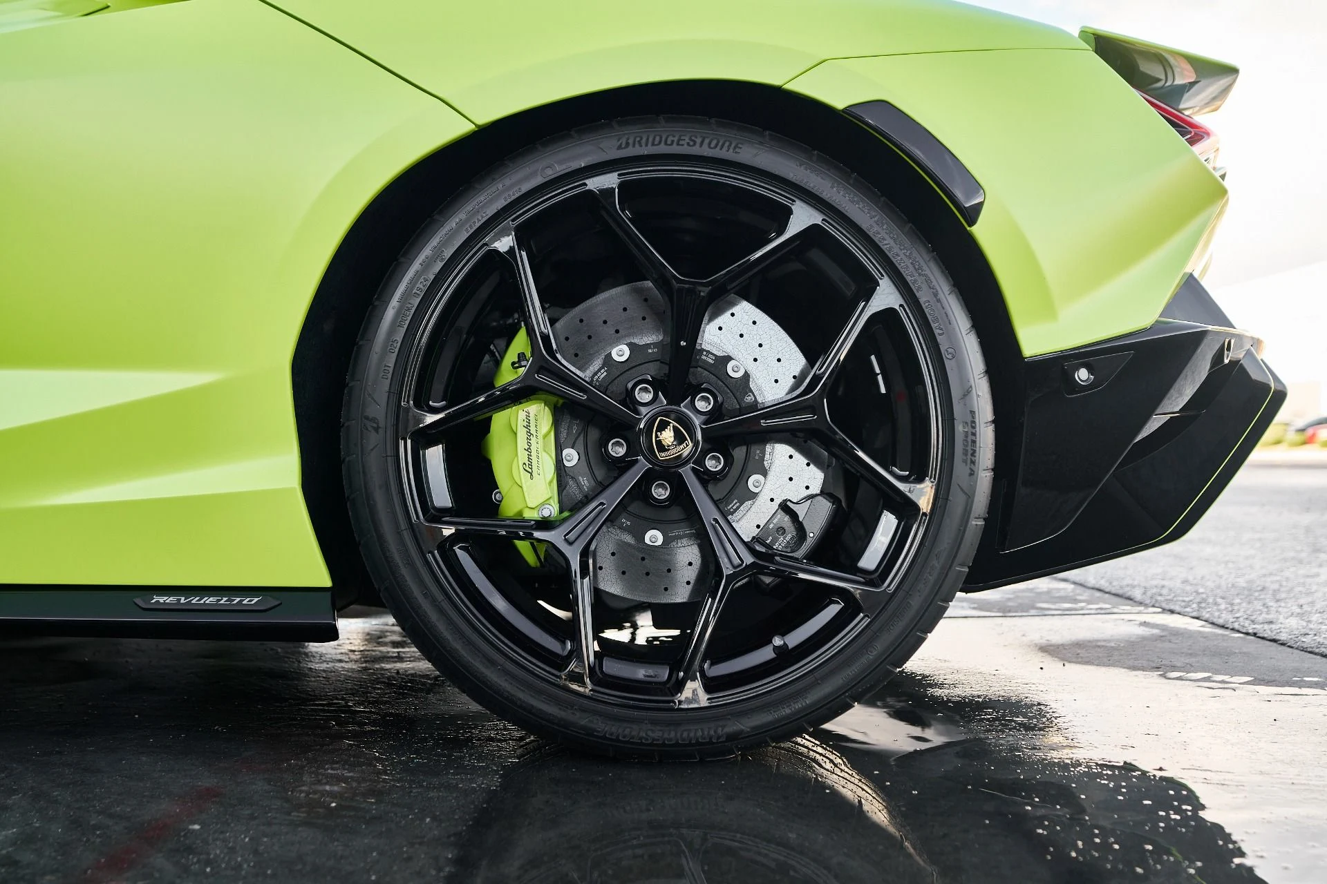 mph026_1892040777_Used_2024_Lamborghini_Revuelto_1763604719_bb2f4e79e5