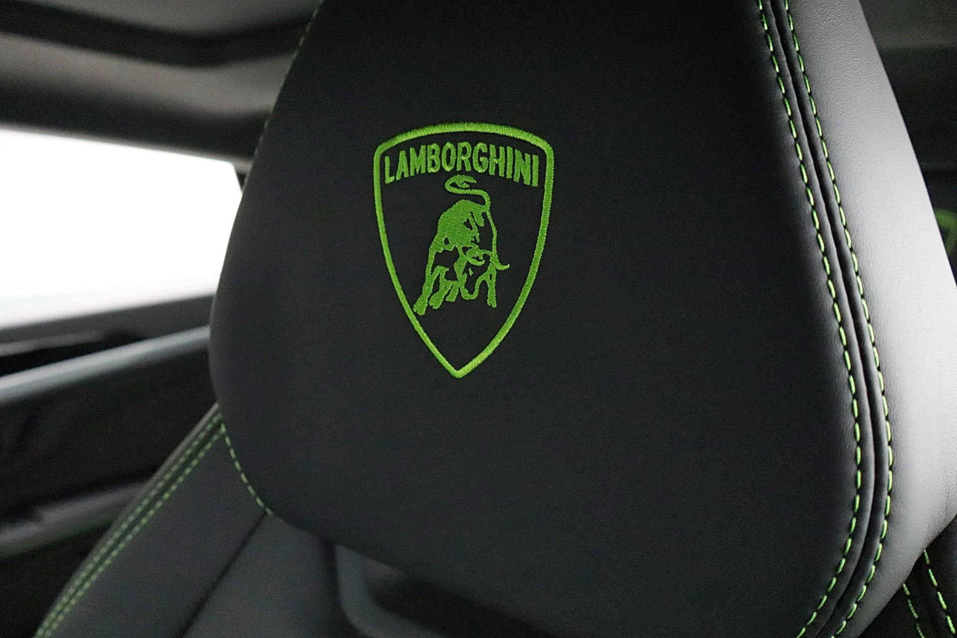 mph026_1896568994_New_2026_Lamborghini_Urus_SE_53b81d5b33