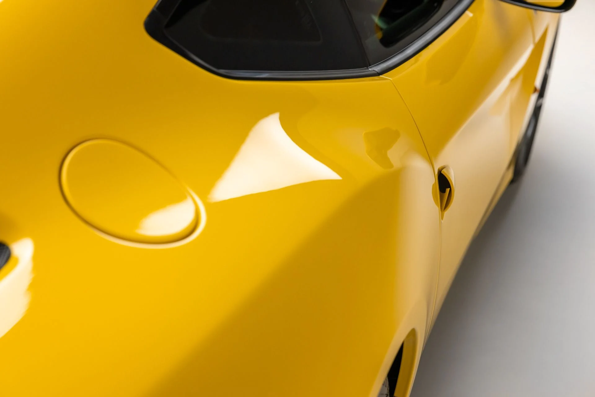 mph026_1899696442_Used_2014_Ferrari_F12berlinetta_1766171664_e19d6952e4