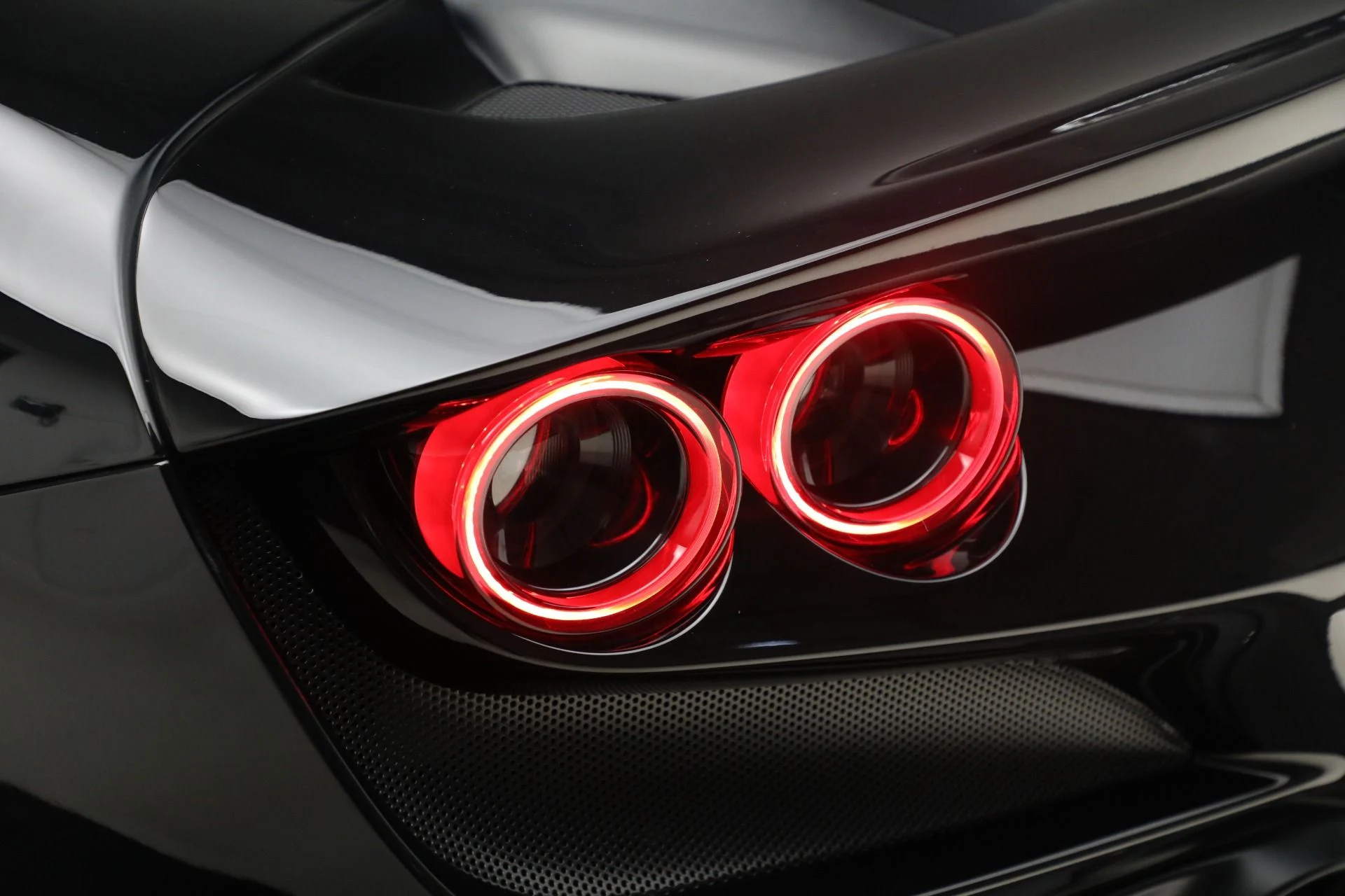 mph026_1907956623_Used_2020_Ferrari_F8_Tributo_1762209195_7d7a058f81