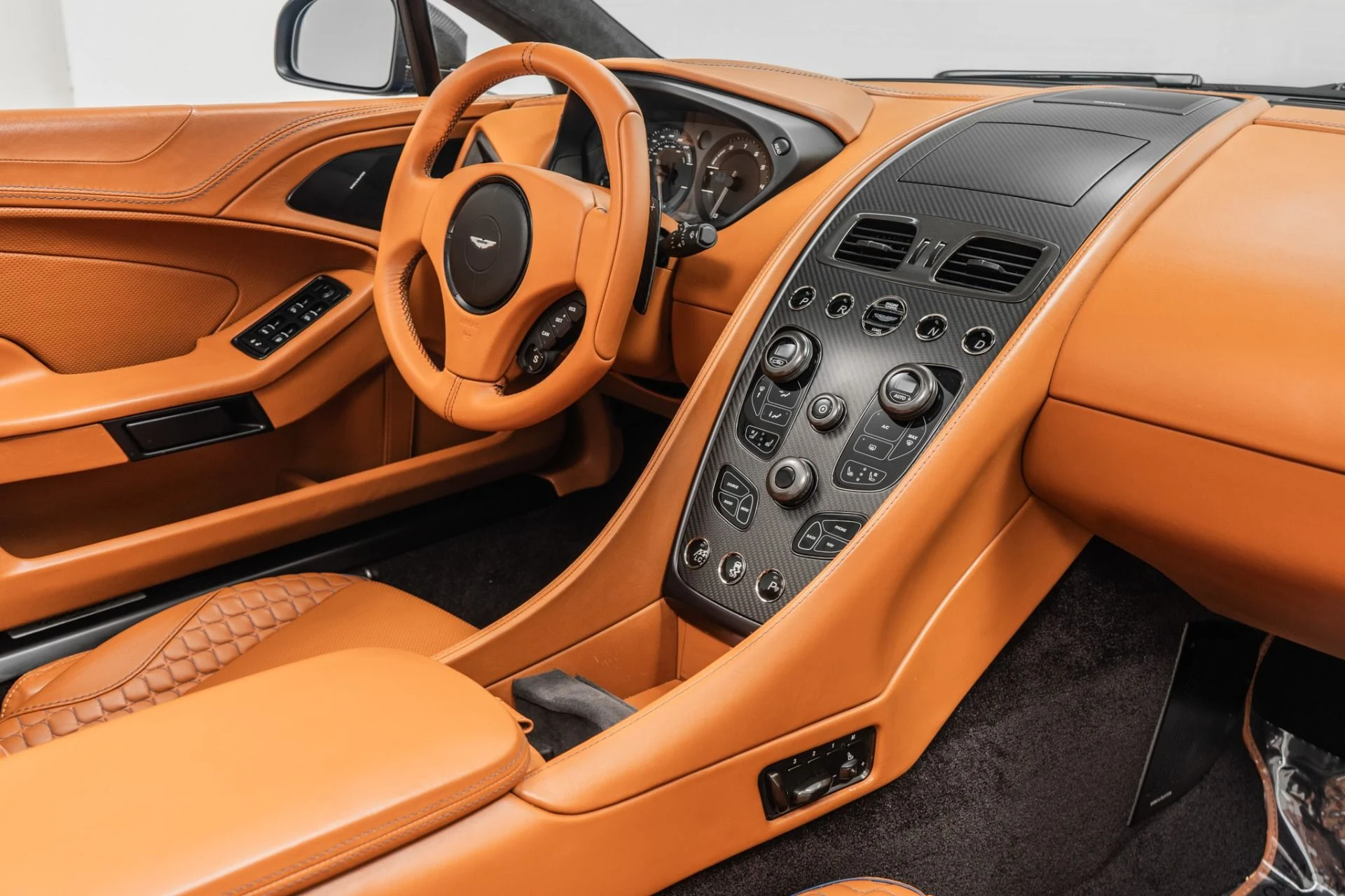 mph026_1957585074_Used_2016_Aston_Martin_Vanquish_Volante_Low_Miles_Amazing_Color_Combination_1785262307_7d82563232