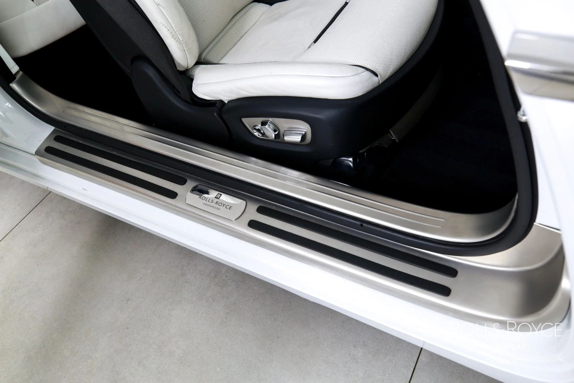 mph026_1963414495_Used_2019_Rolls_Royce_Dawn_1750192596_e829120348
