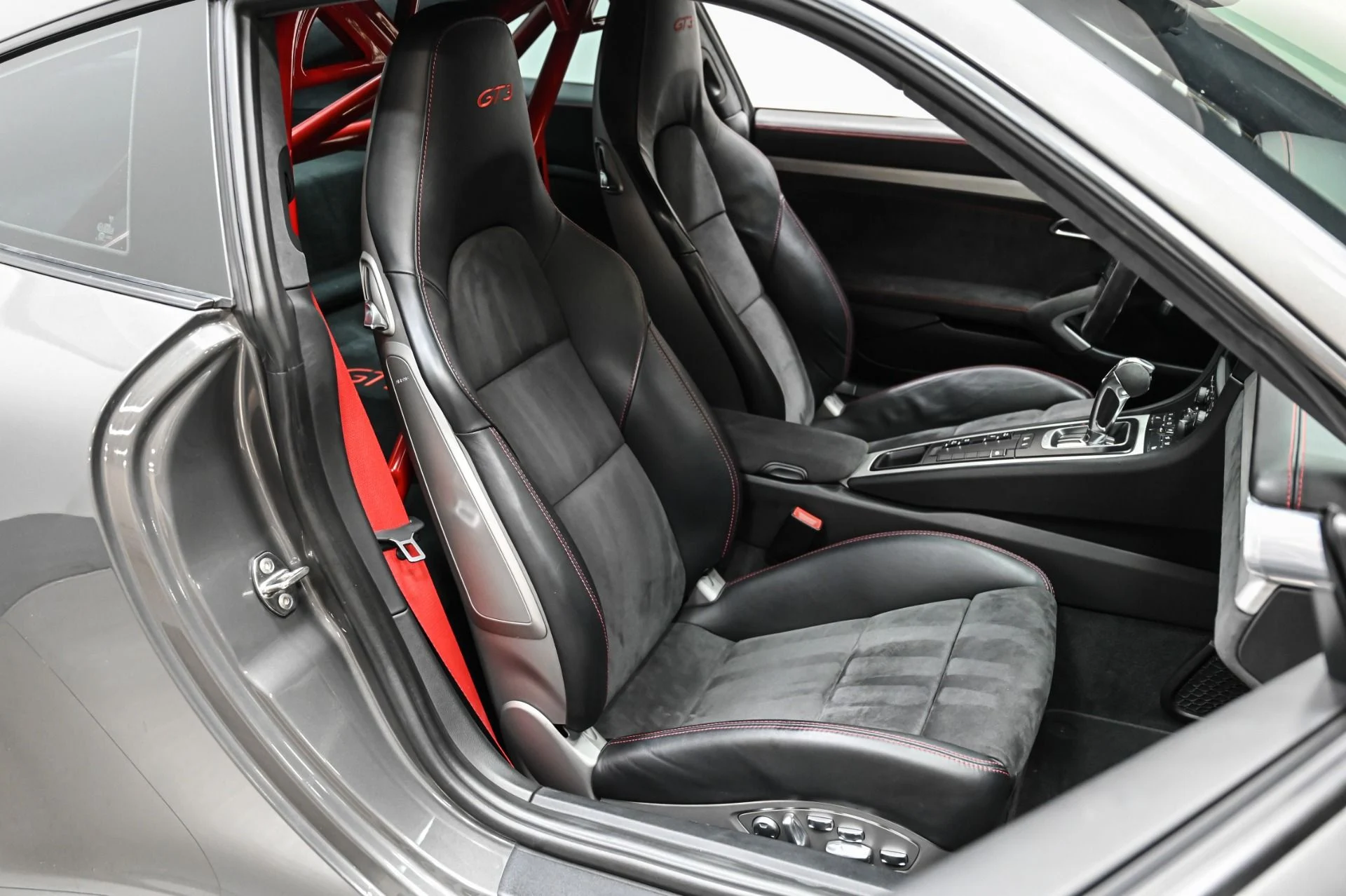 mph026_1970554535_Used_2015_Porsche_911_GT_3_1749853889_5a7ca5d0fa