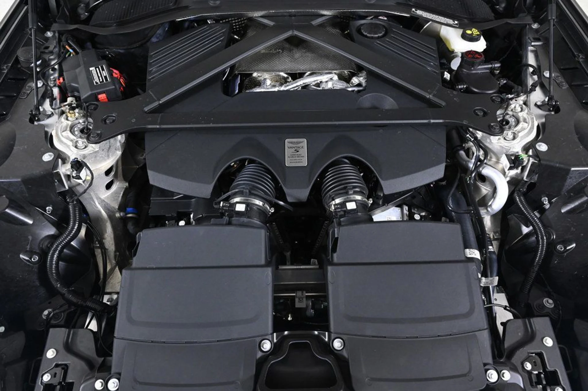 mph026_1986138041_used_2026_aston_martin_vantage_s_11350_22984159_26_1024_65cd56e0d0