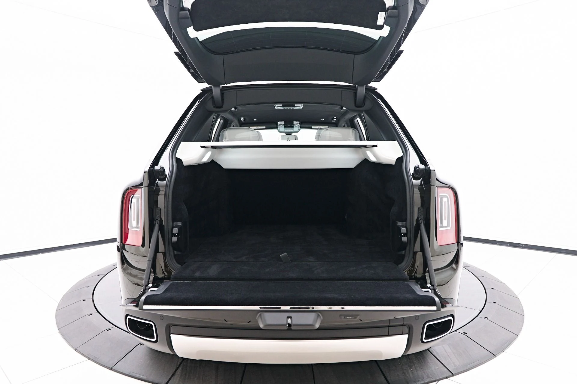 mph026_1987627324_Used_2023_Rolls_Royce_Cullinan_Base_1759189421_2b5b793769