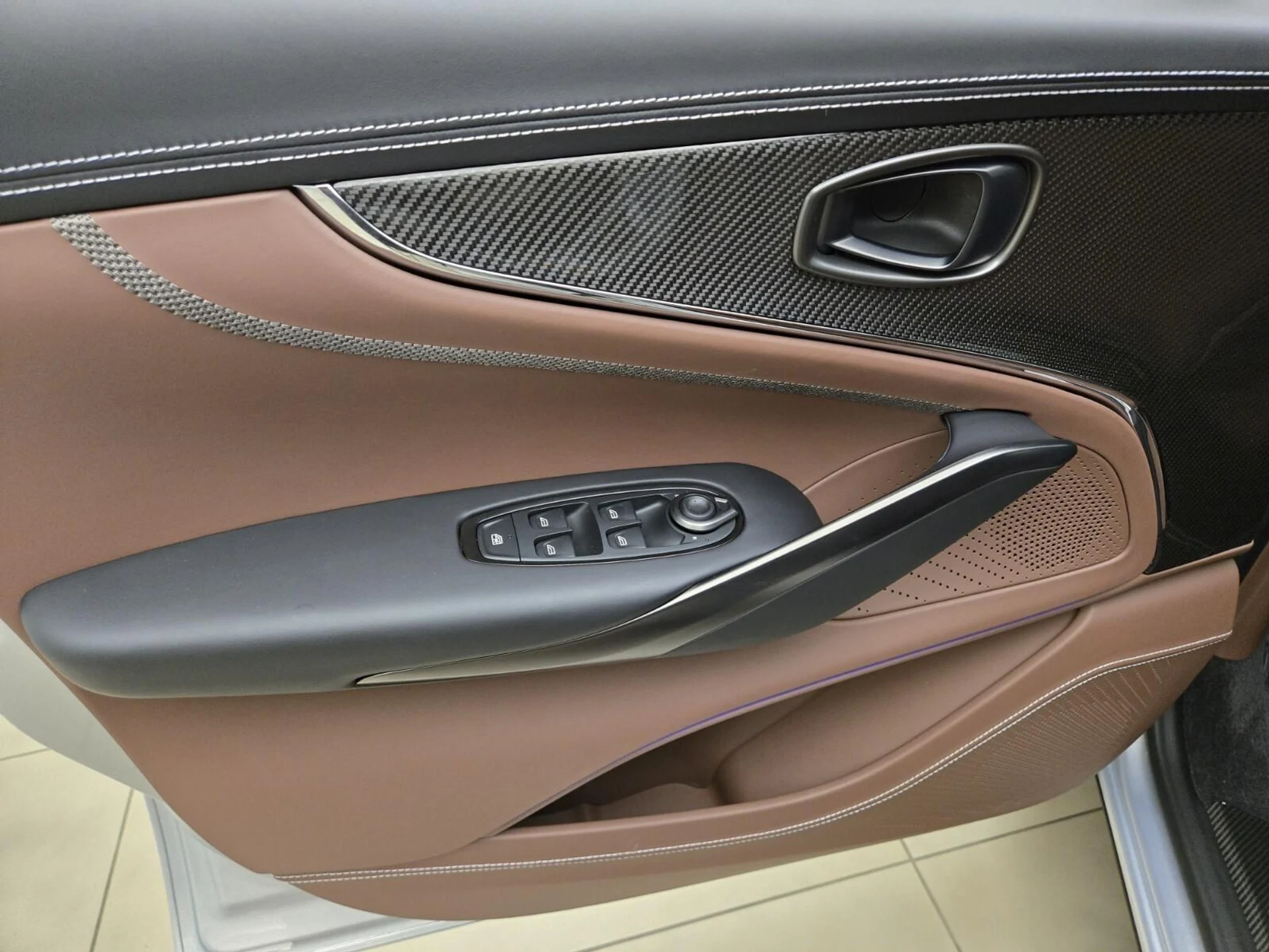 mph026_1988686416_New_2026_Aston_Martin_DBX_707_1781759966_77b950b46f