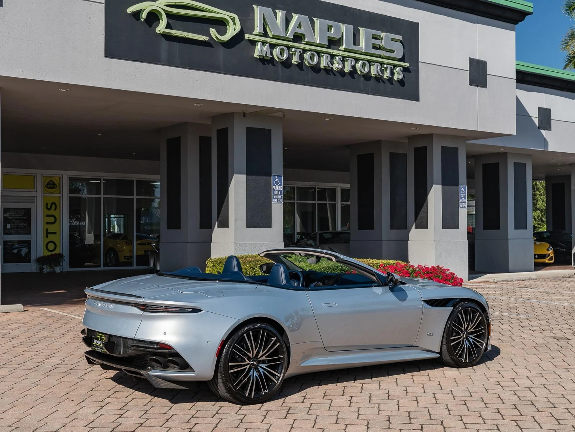 mph026_2017510836_Used_2020_Aston_Martin_DBS_Superleggera_1764795963_5c181b644b