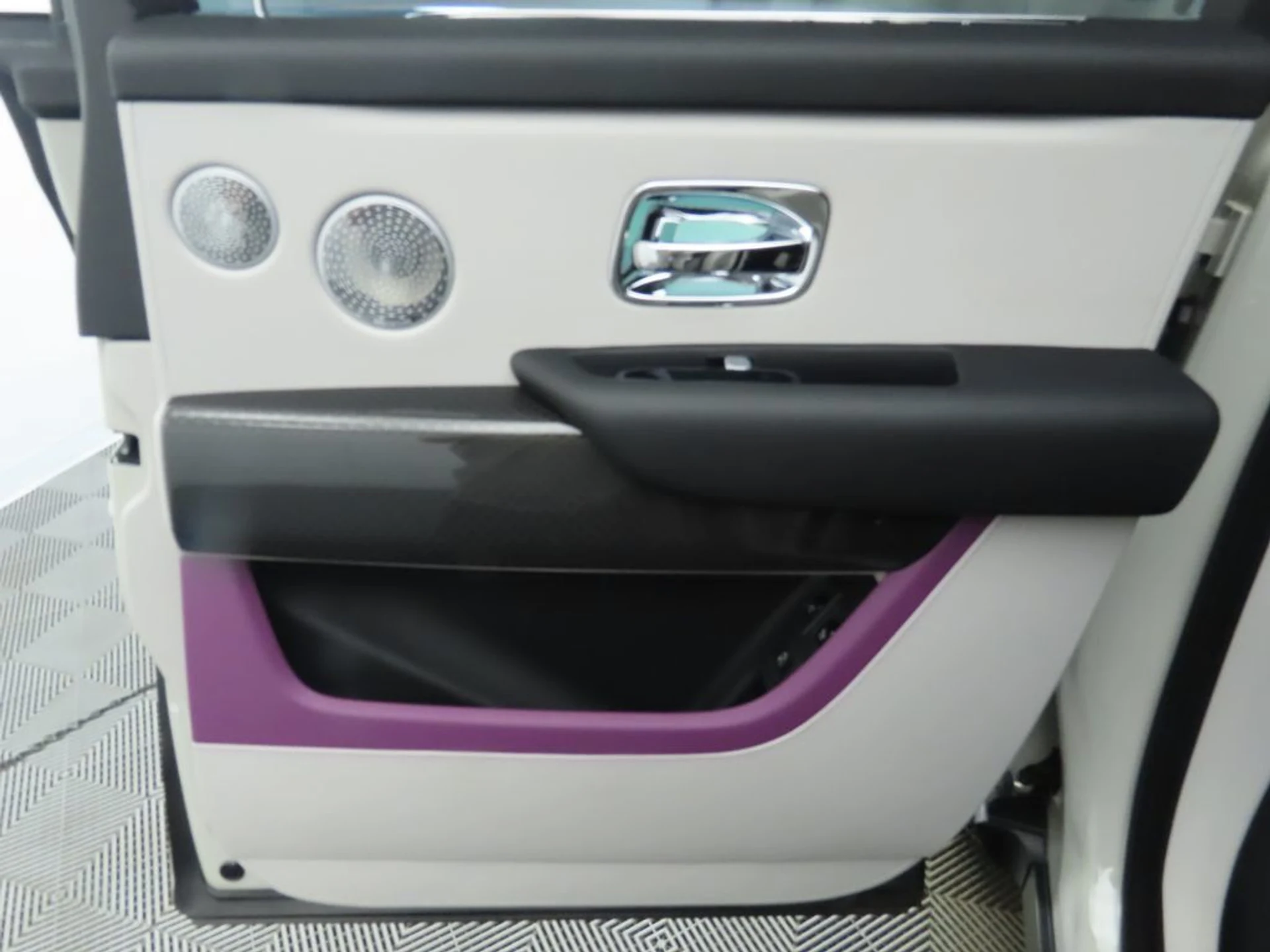 mph026_2058202039_used_2023_rolls_royce_cullinan_blackbadgesportutility_8119_22957248_27_1024_39613701f5