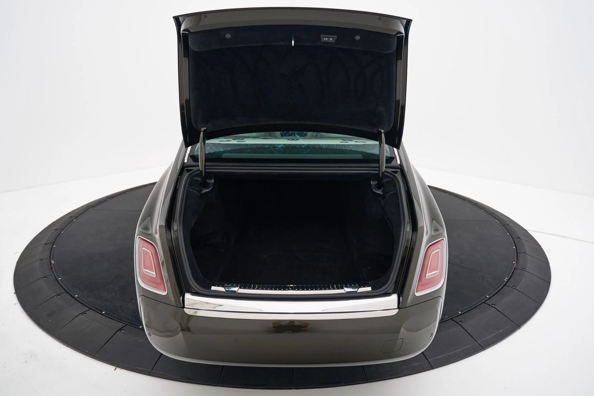 mph026_207516745_Used_2026_Rolls_Royce_Phantom_Base_1792615175_c9474a0457