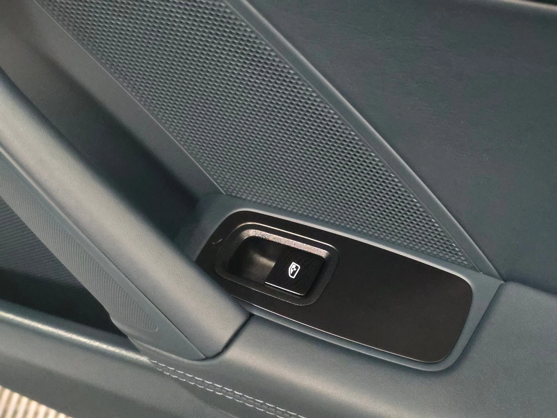 mph026_2082382494_de45d5108fd4e67105b108900d57903bx_07149c1c97