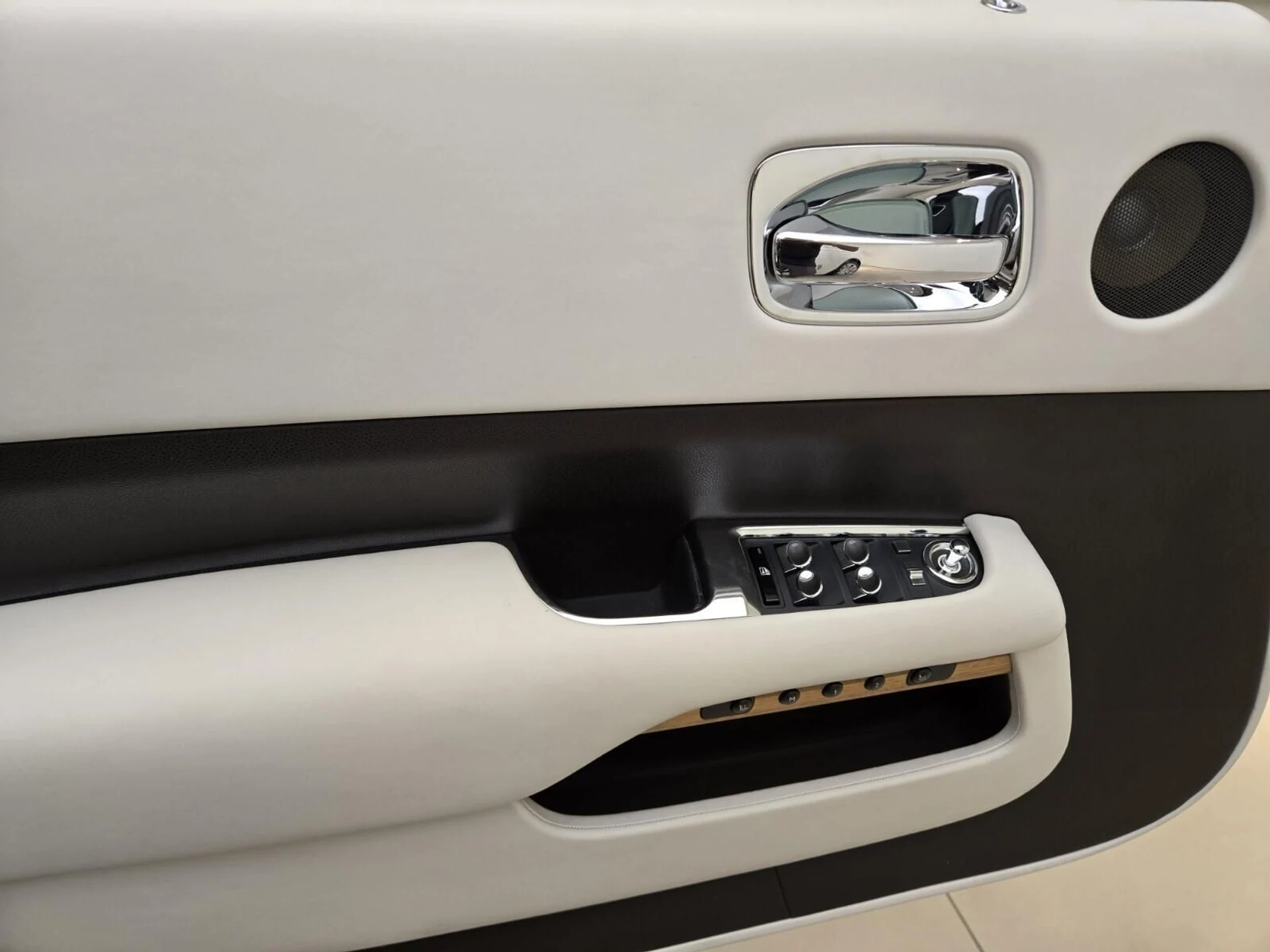 mph026_2083673883_Used_2016_Rolls_Royce_Dawn_1753165566_e3316994db