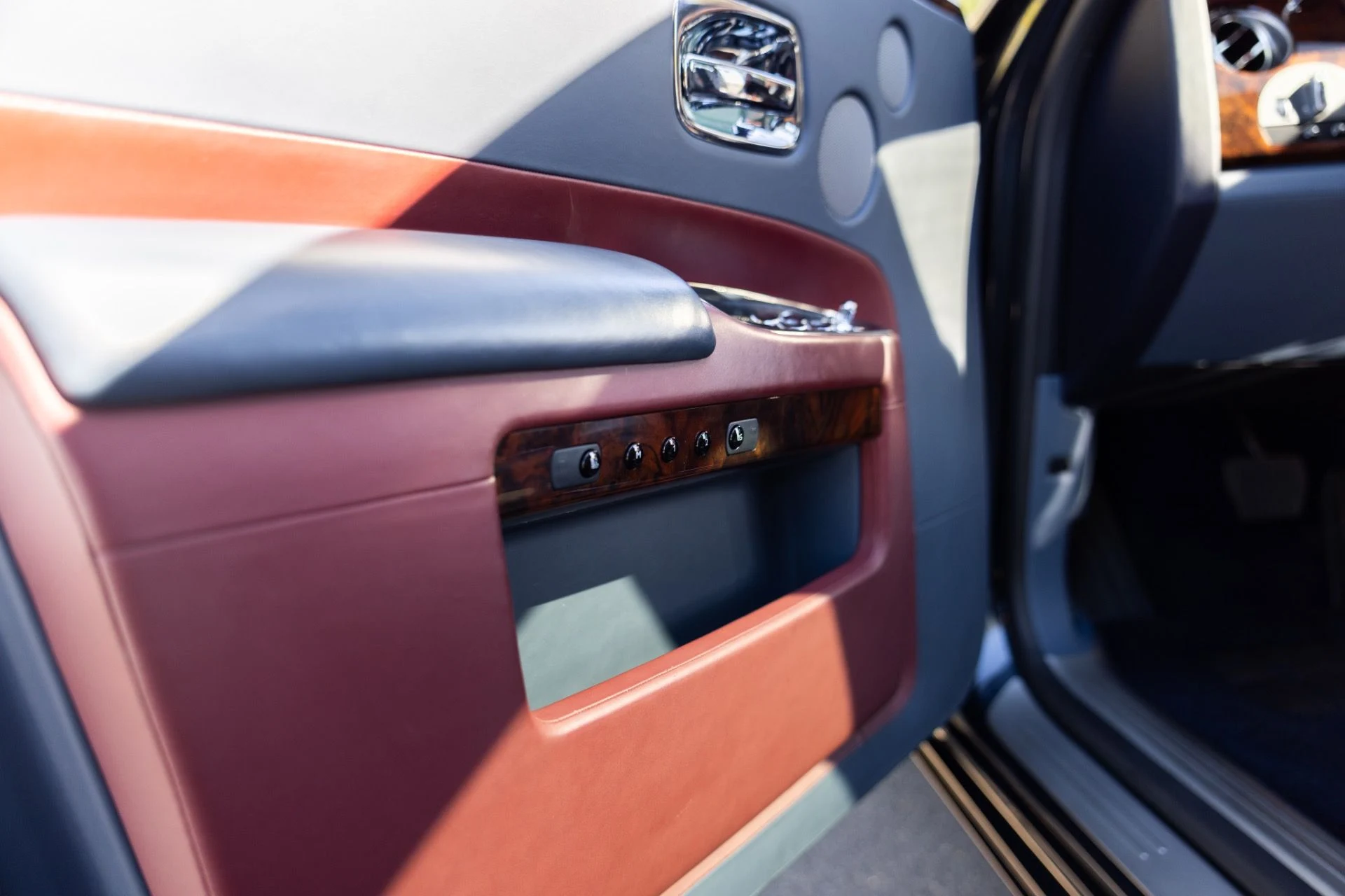 mph026_2092472793_Used_2017_Rolls_Royce_Ghost_1774567847_52fd8bfecc