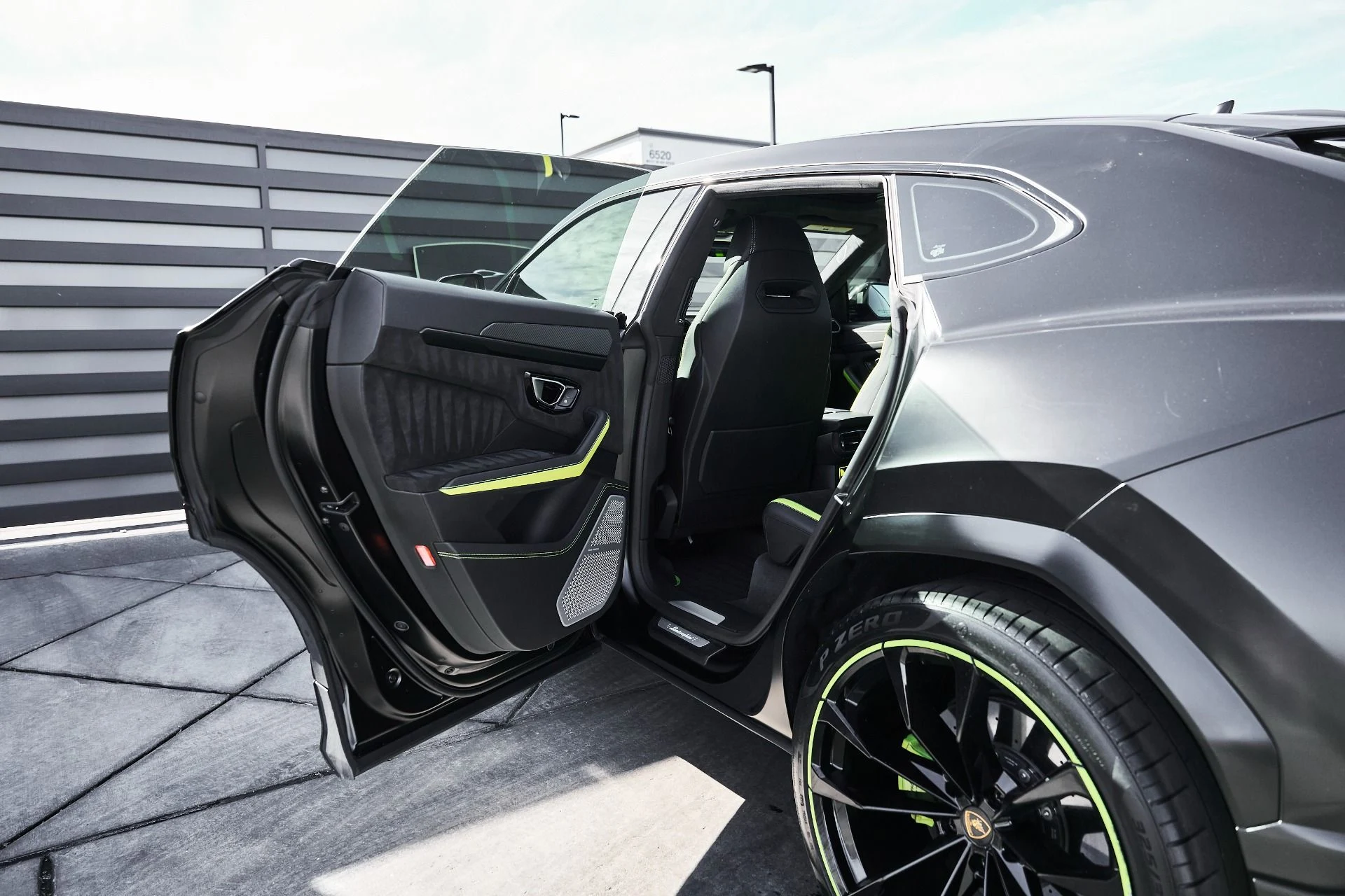 mph026_2093957217_Used_2022_Lamborghini_Urus_1774548588_4d217e0ba8