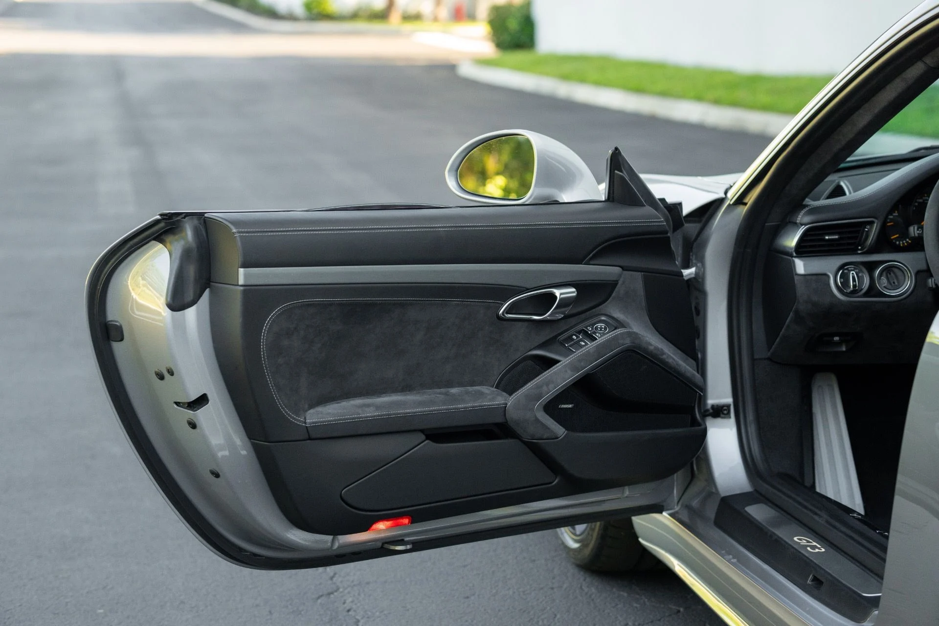 mph026_2102008903_Used_2018_Porsche_911_GT_3_1761946041_9ea1c8e95b