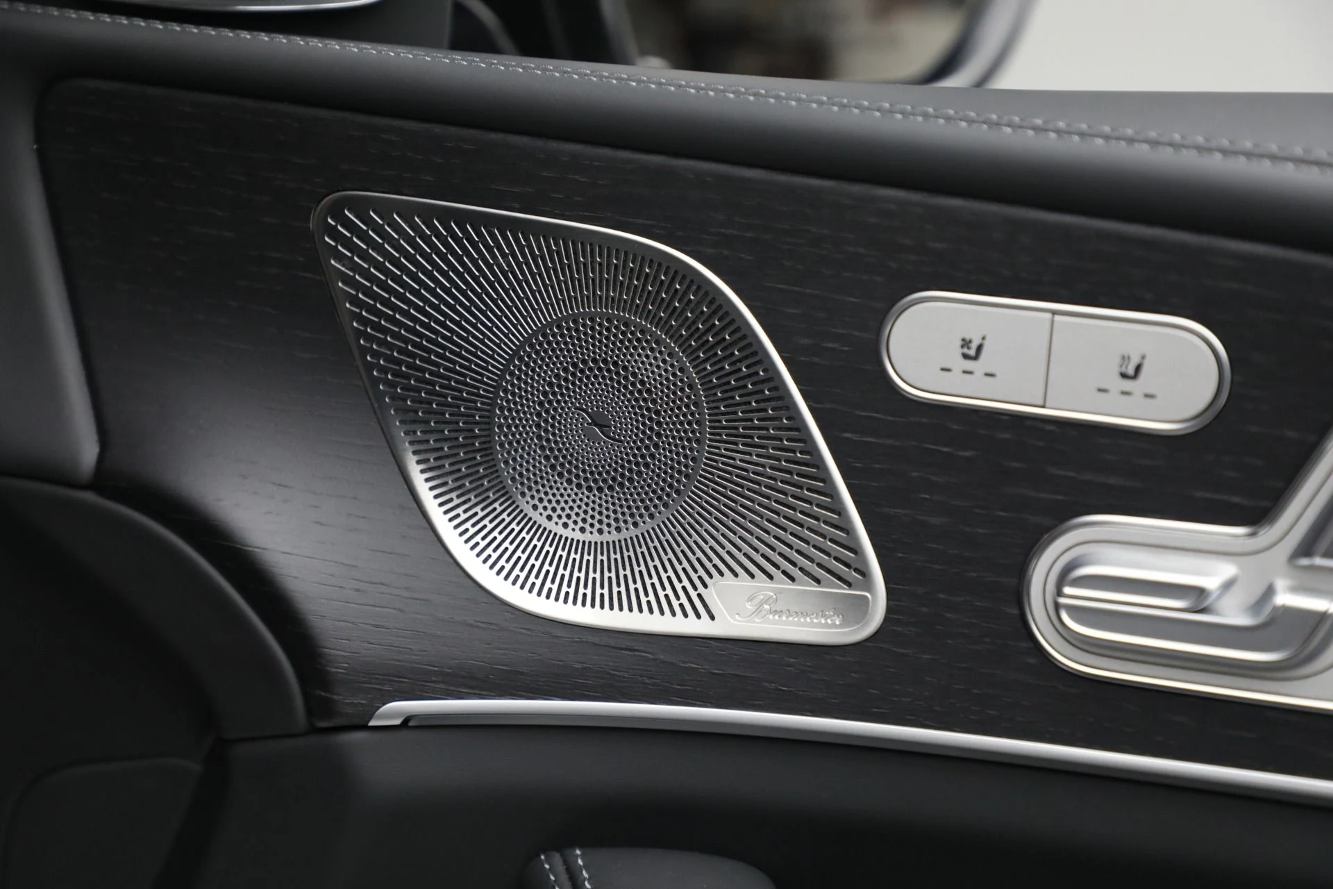 mph026_2106064176_Used_2024_Mercedes_Benz_Maybach_GLS_600_4_MATIC_1763566365_2d0e090383