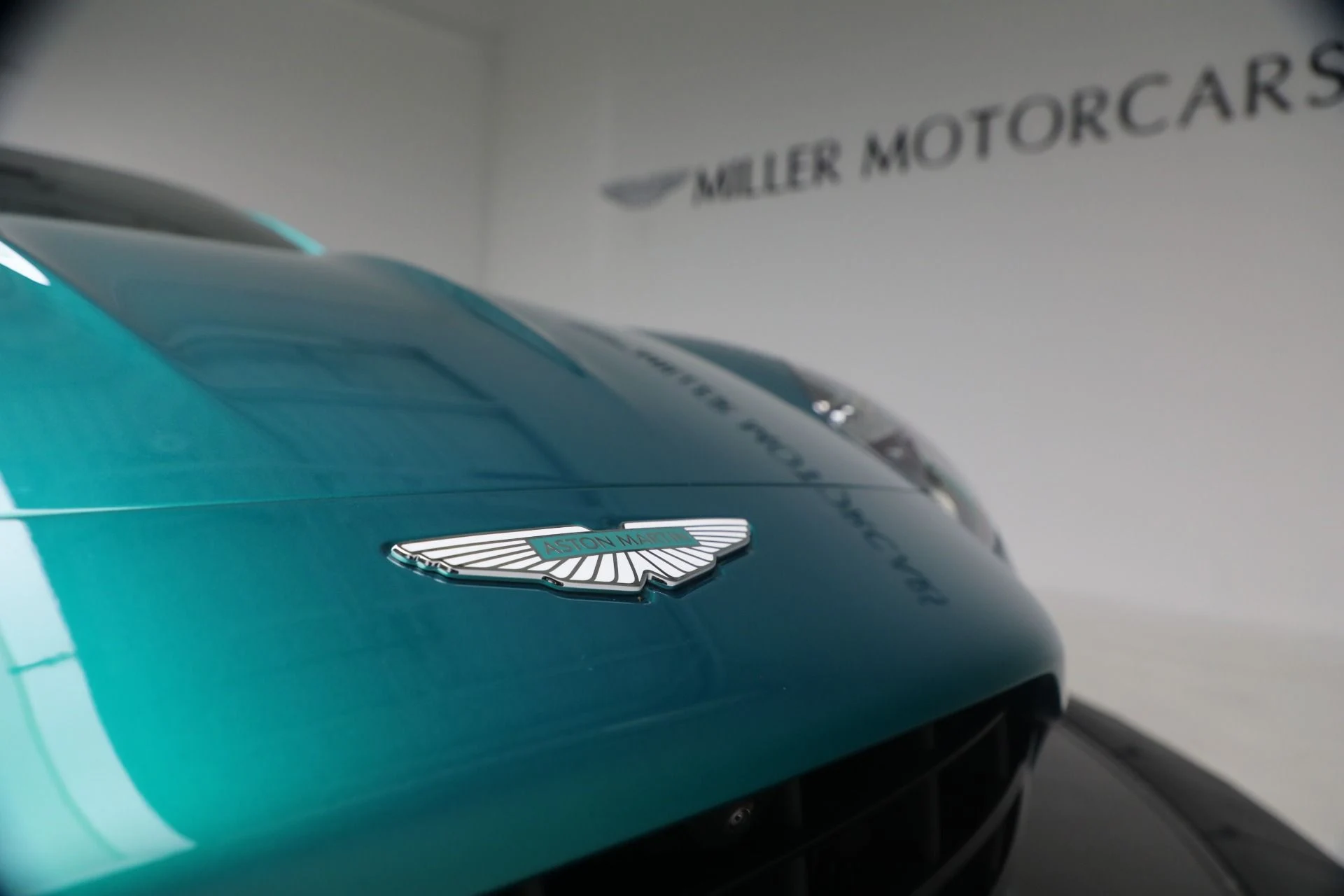 mph026_2115235861_Used_2025_Aston_Martin_Vantage_1766592758_1a78db0704