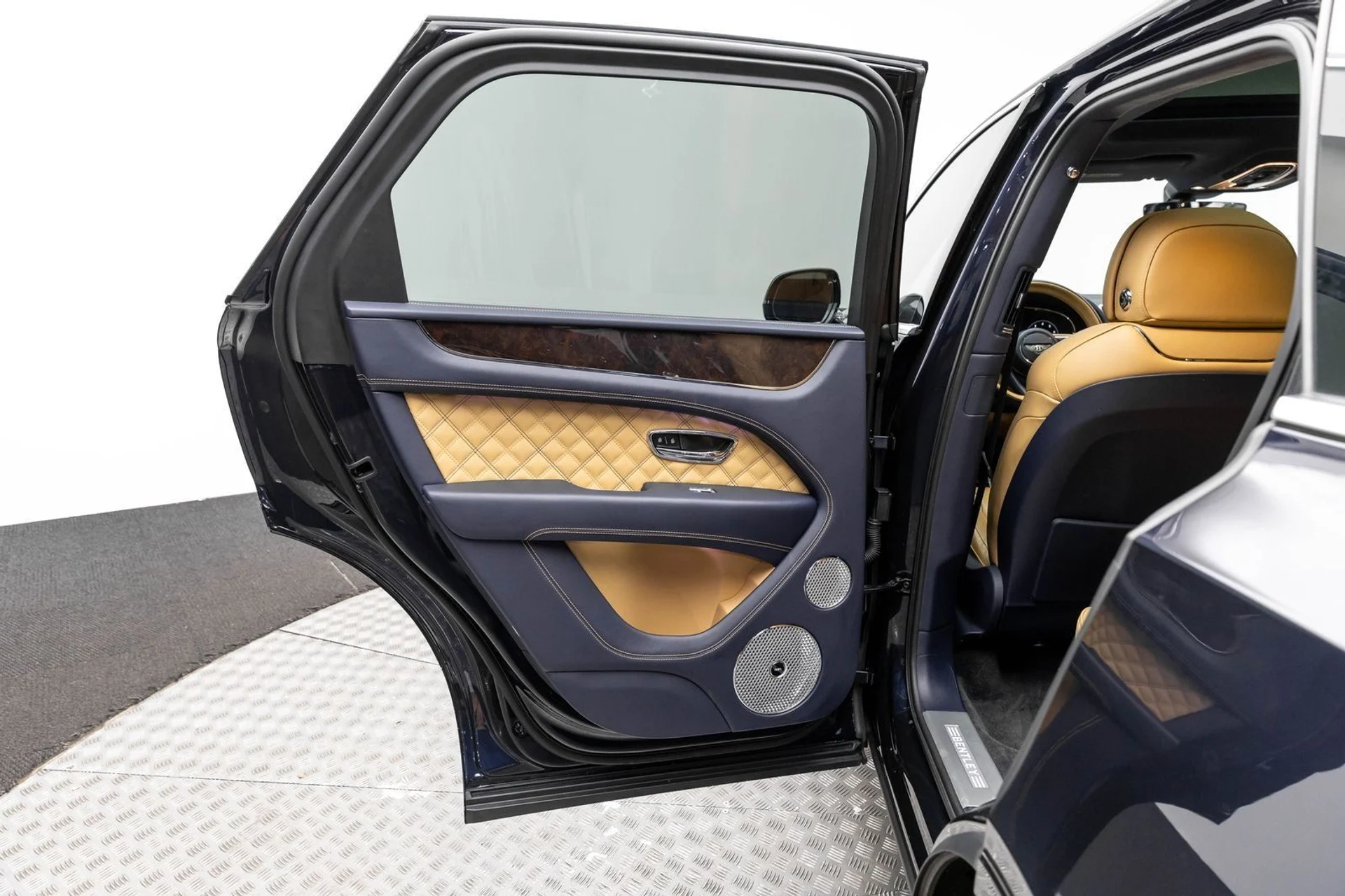 mph026_2118633853_27_d20546e4e2