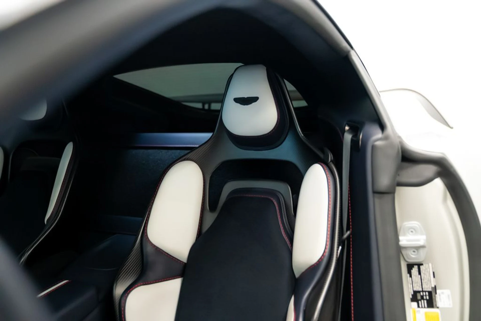 mph026_2142114468_aston_martin_vantage_2023_jpg_v_1768855591_3d8f105a79