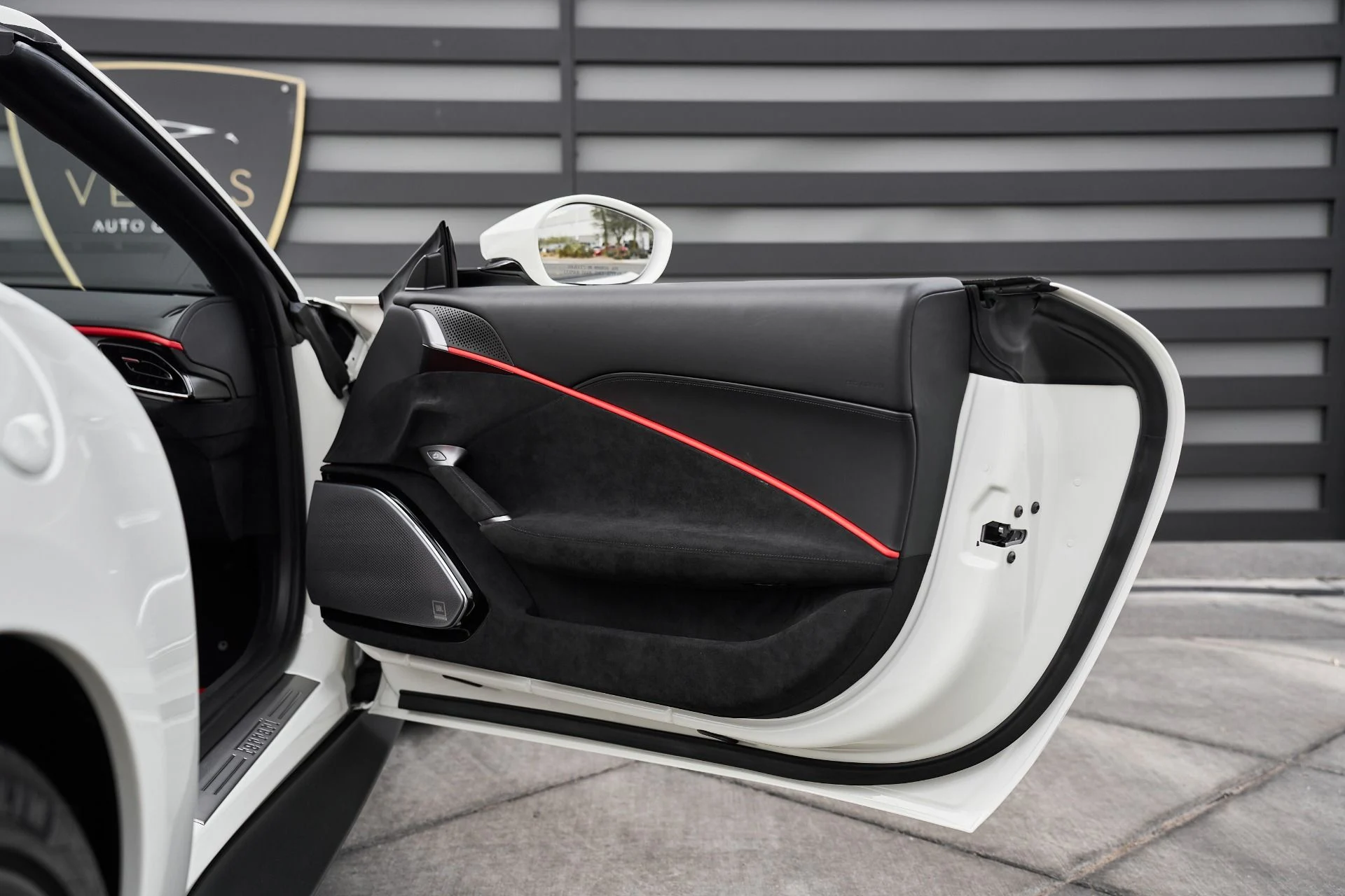 mph026_2156958660_Used_2024_Ferrari_Roma_Base_1763170069_d0d8c0e67c