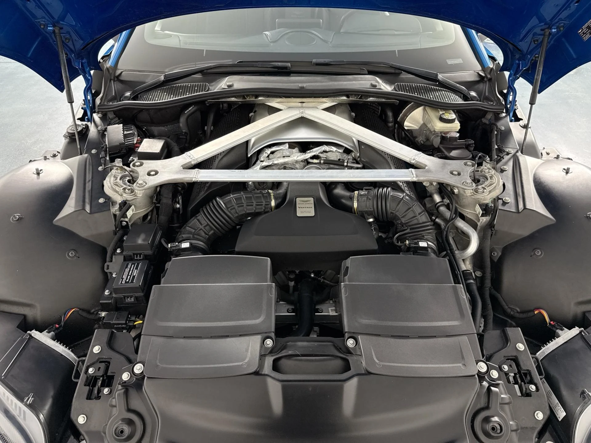 mph026_216620546_Used_2019_Aston_Martin_Vantage_1784071675_e7fabf9021