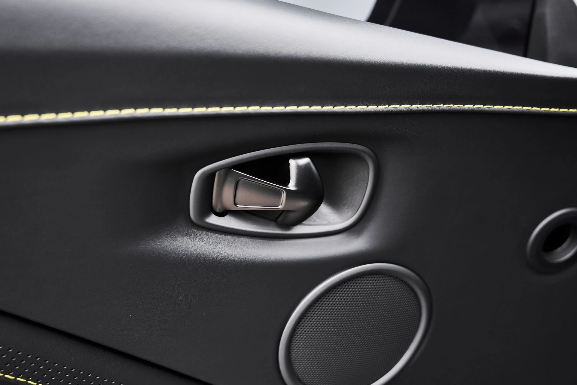 mph026_2178288261_Used_2023_Aston_Martin_Vantage_1775333327_625b310683