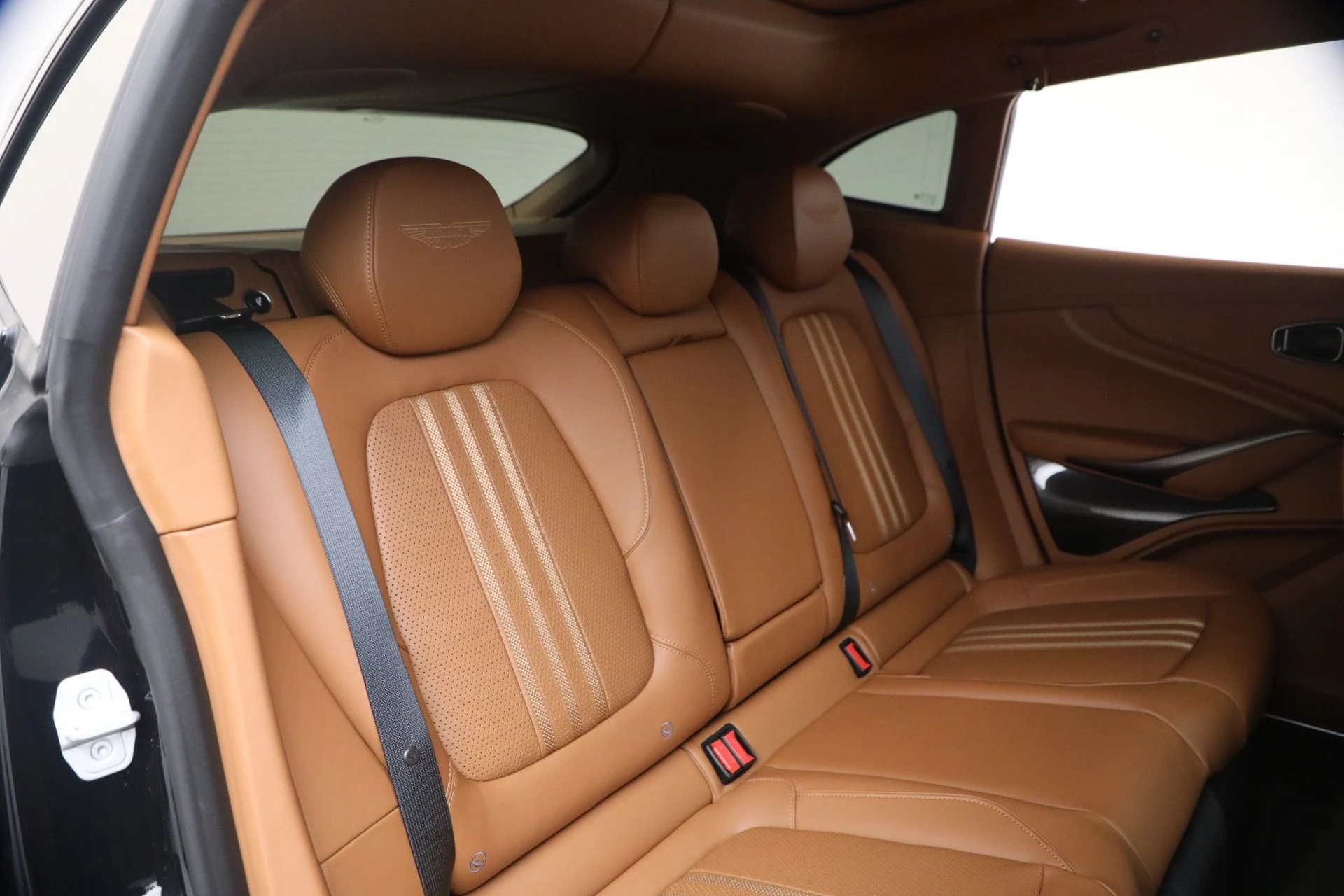 mph026_2187283545_New_2026_Aston_Martin_DBX_707_1767991932_00a1340e4e