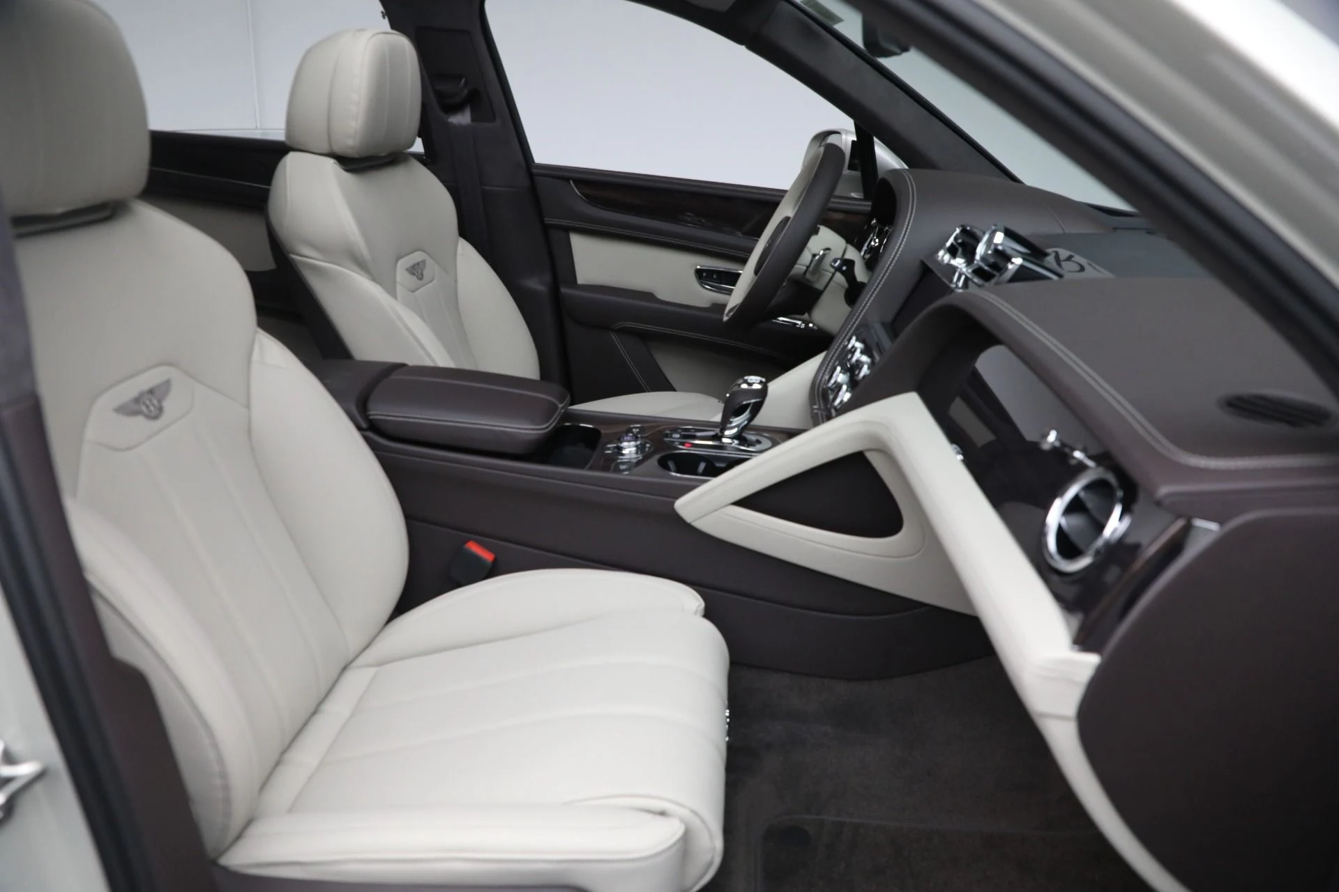 mph026_219443848_New_2025_Bentley_Bentayga_V8_6d3e99deb0