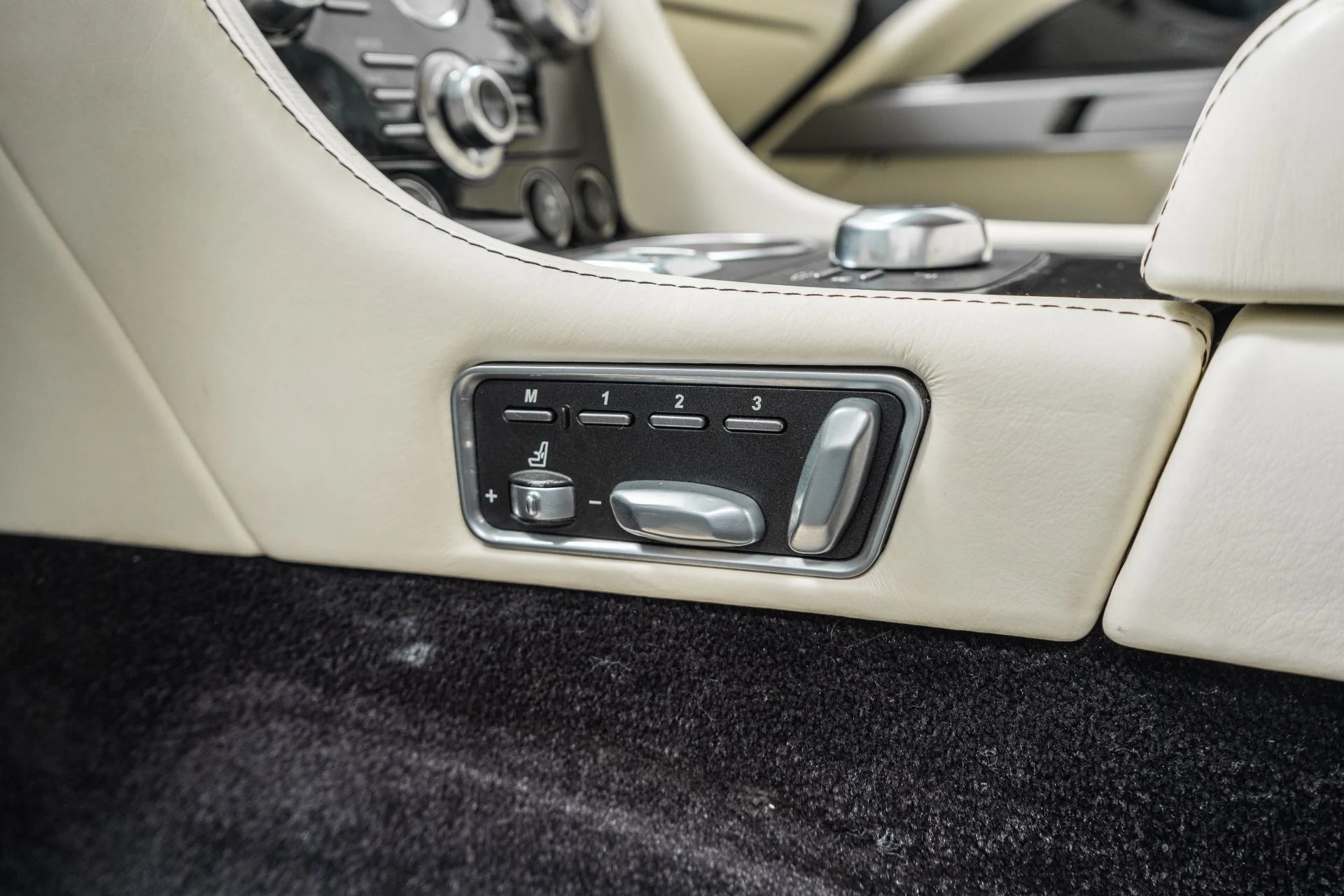 mph026_2203132161_Used_2012_Aston_Martin_Rapide_V12_power_High_Contrast_Color_Combination_1781621426_cc3f1df9a4