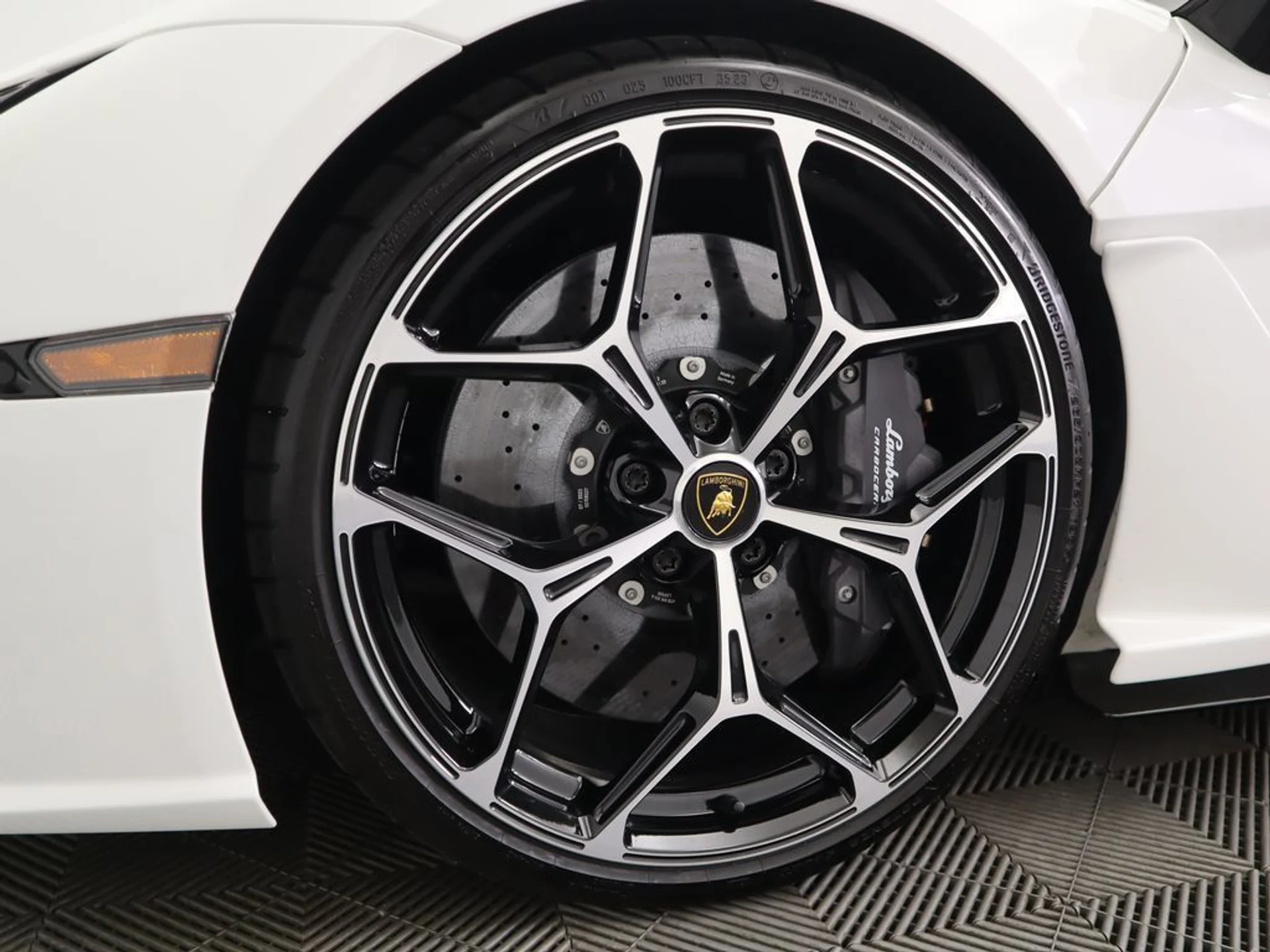 mph026_2214066224_used_2024_lamborghini_revuelto_coupe_8119_23017512_27_1024_5817f94f2f