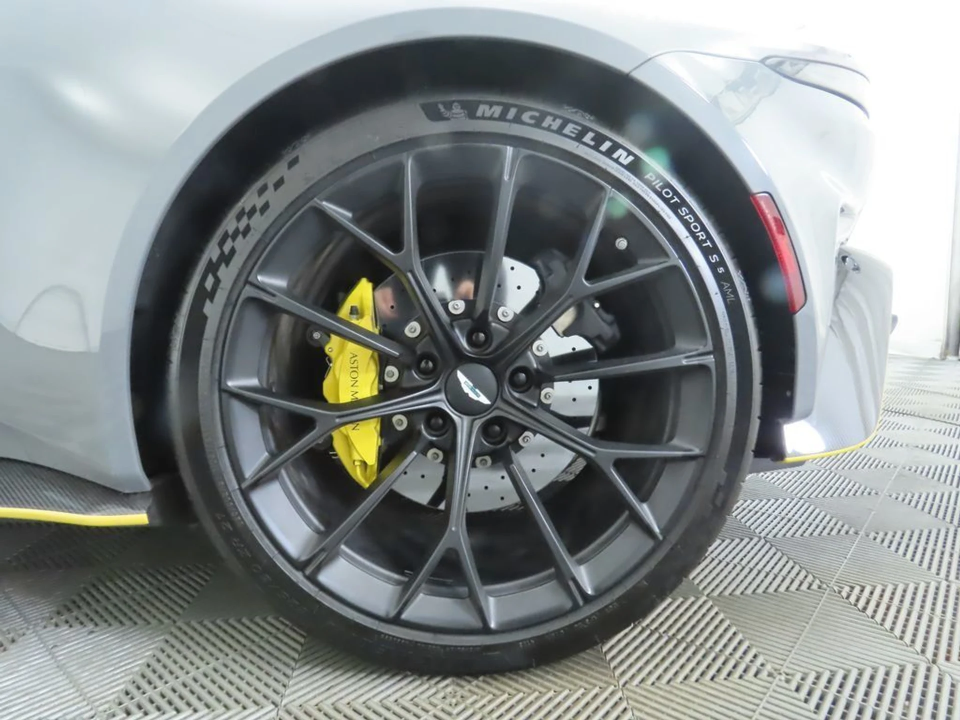 mph026_2218856934_used_2025_aston_martin_vantage_coupe_8119_22951526_27_1024_7122967f8f