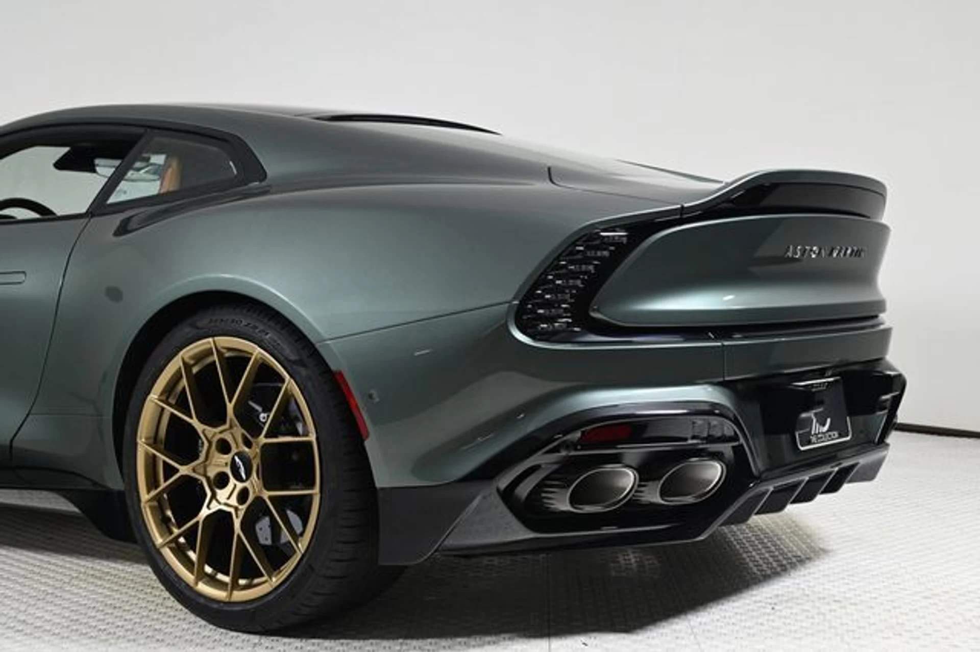 mph026_2224059819_new_2025_aston_martin_vanquish_coupe_11350_22897480_26_640_c7130be0fe