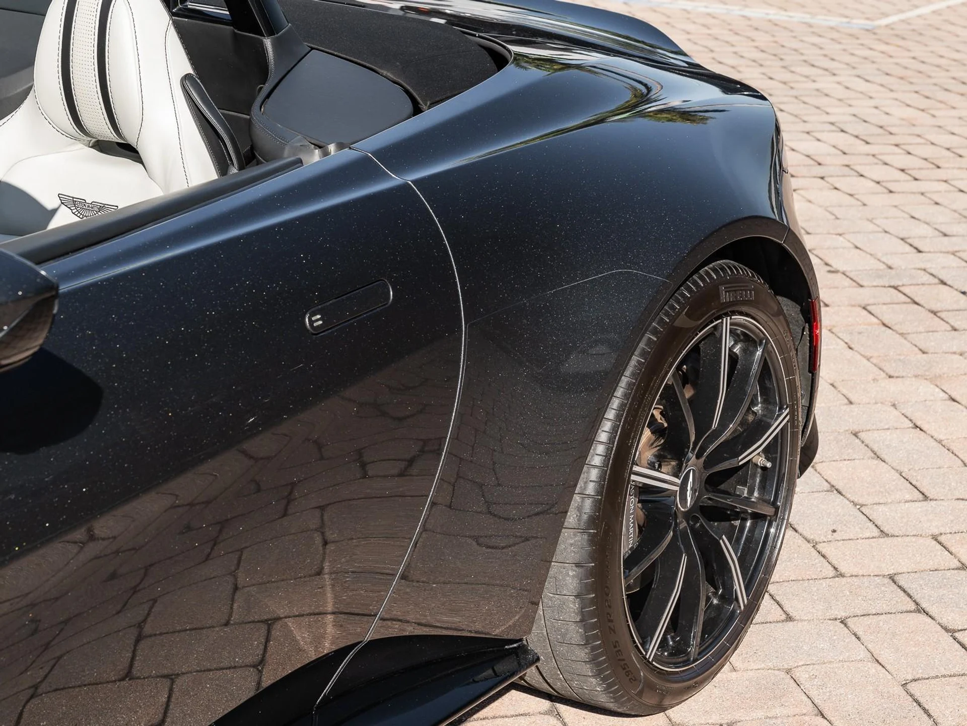 mph026_2229316930_Used_2021_Aston_Martin_Vantage_Roadster_1767733771_0b87fd420d