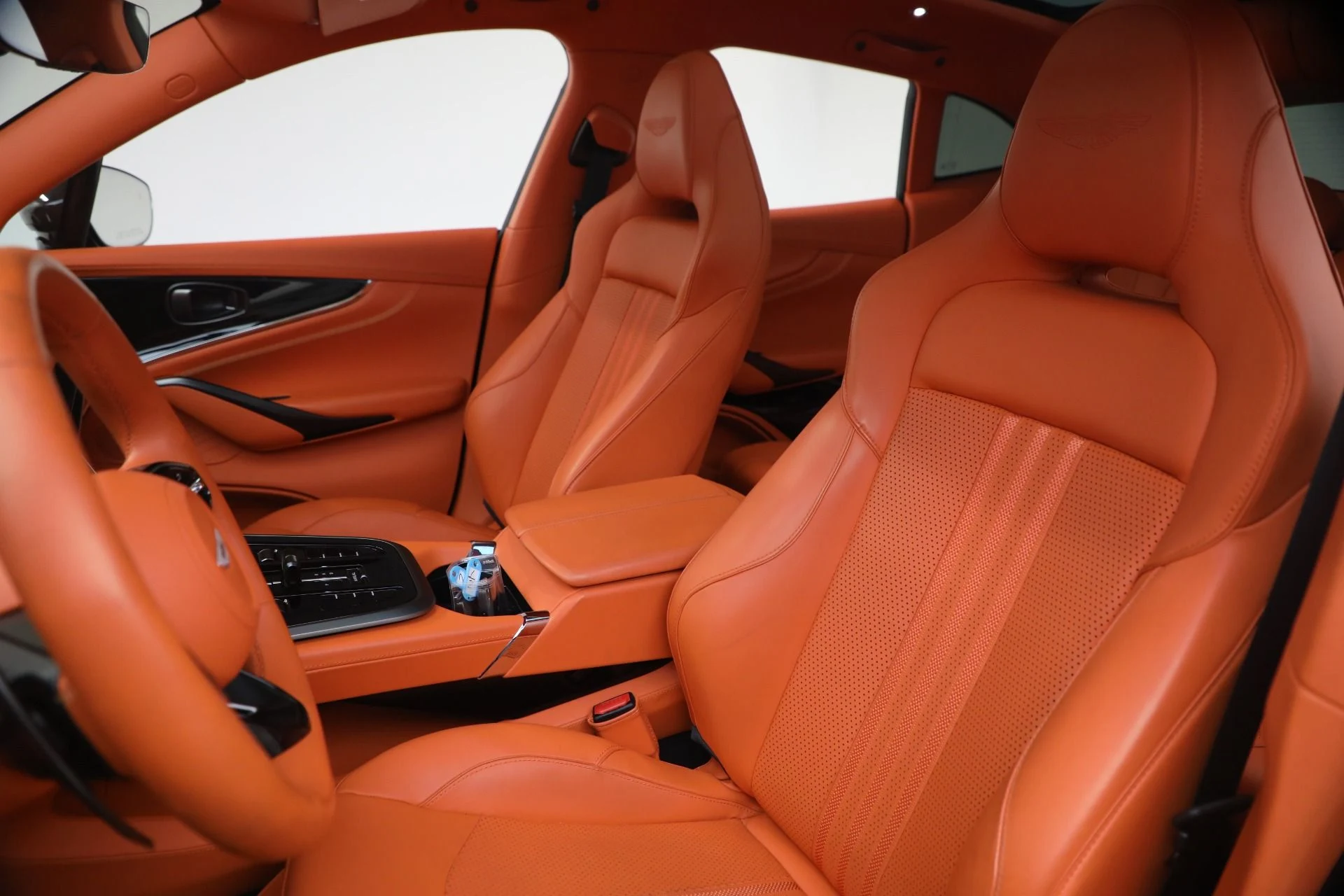 mph026_2233846849_Used_2025_Aston_Martin_DBX_707_1788625036_f6a84e93e3