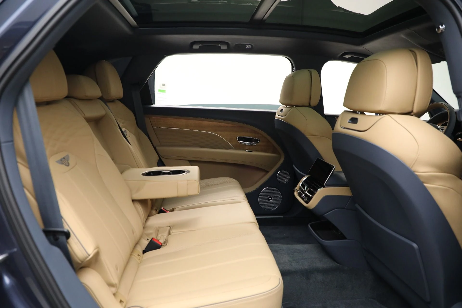 mph026_2238757853_New_2025_Bentley_Bentayga_EWB_Azure_V8_98477322d4