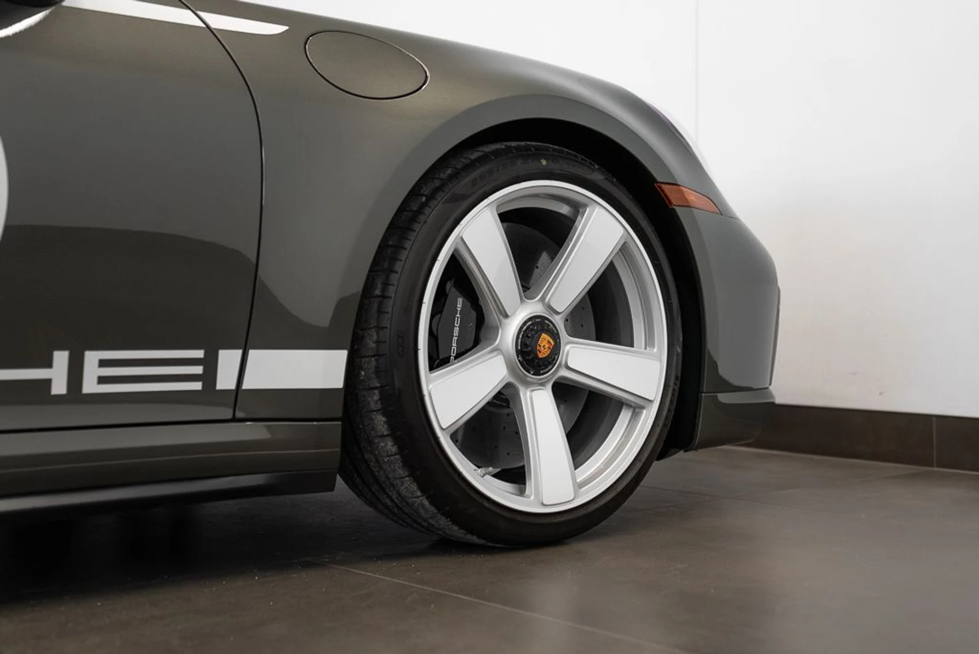 mph026_2249025741_porsche_911_2025_jpg_v_1774622497_2996a3aa53