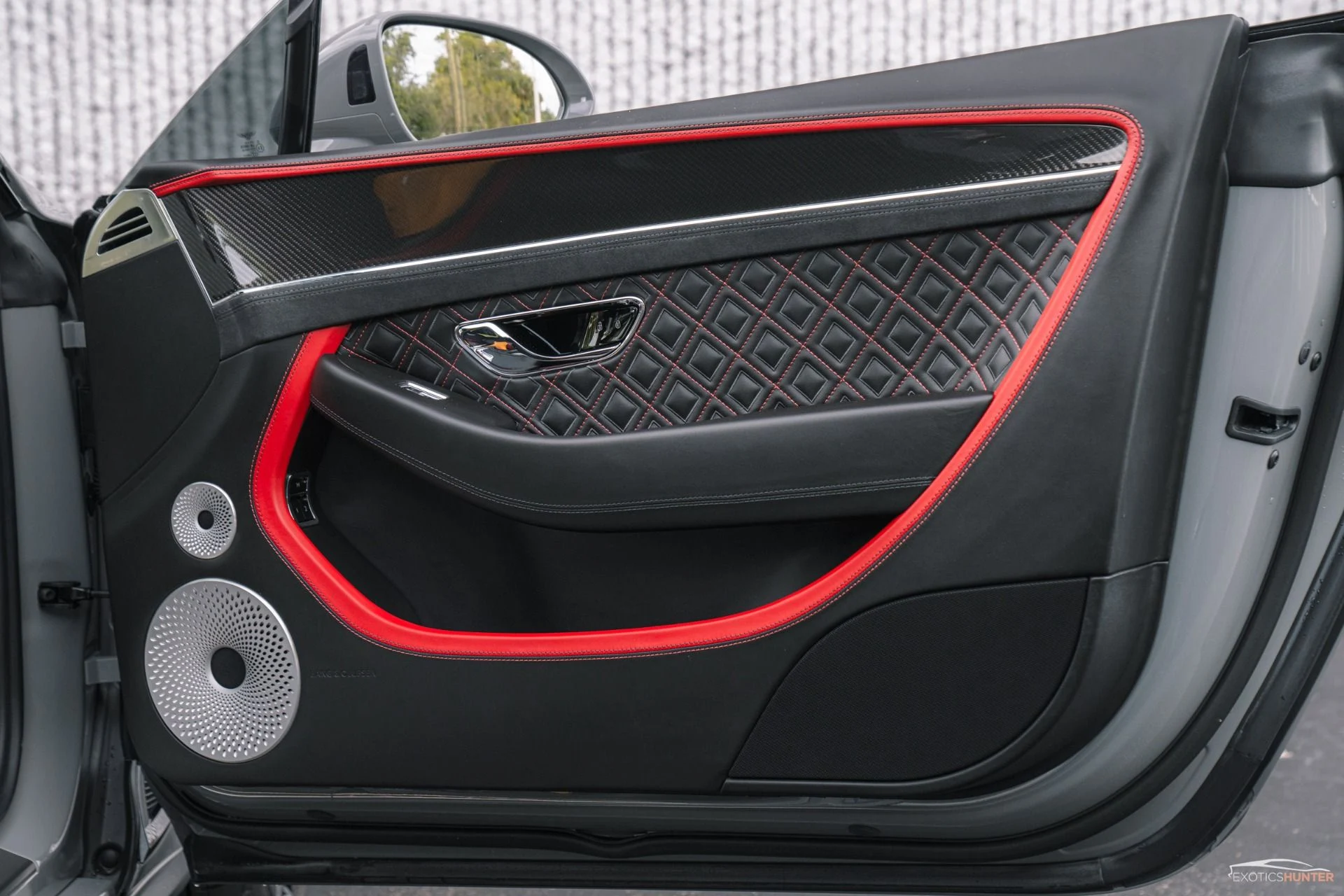 mph026_2285249446_Used_2022_Bentley_Continental_GT_Speed_in_Camrian_Grey_w_Factory_Carbon_Kit_Rotating_Display_1762295522_48706144e7