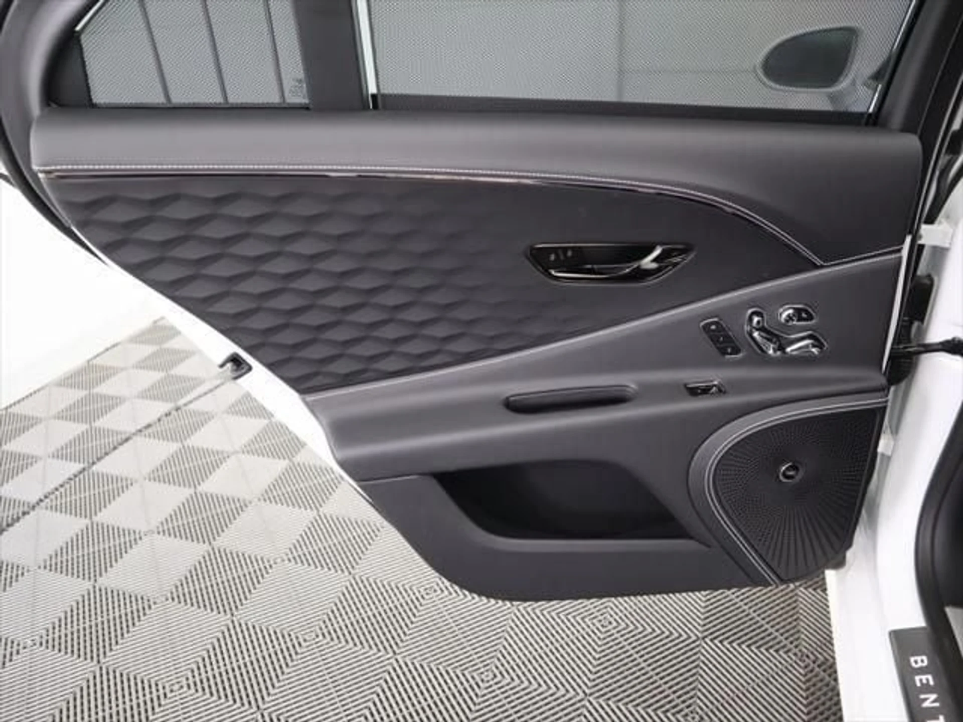 mph026_2290683465_new_2025_bentley_flying_spur_speedsedan_8119_22748224_27_640_3a529d6a2f