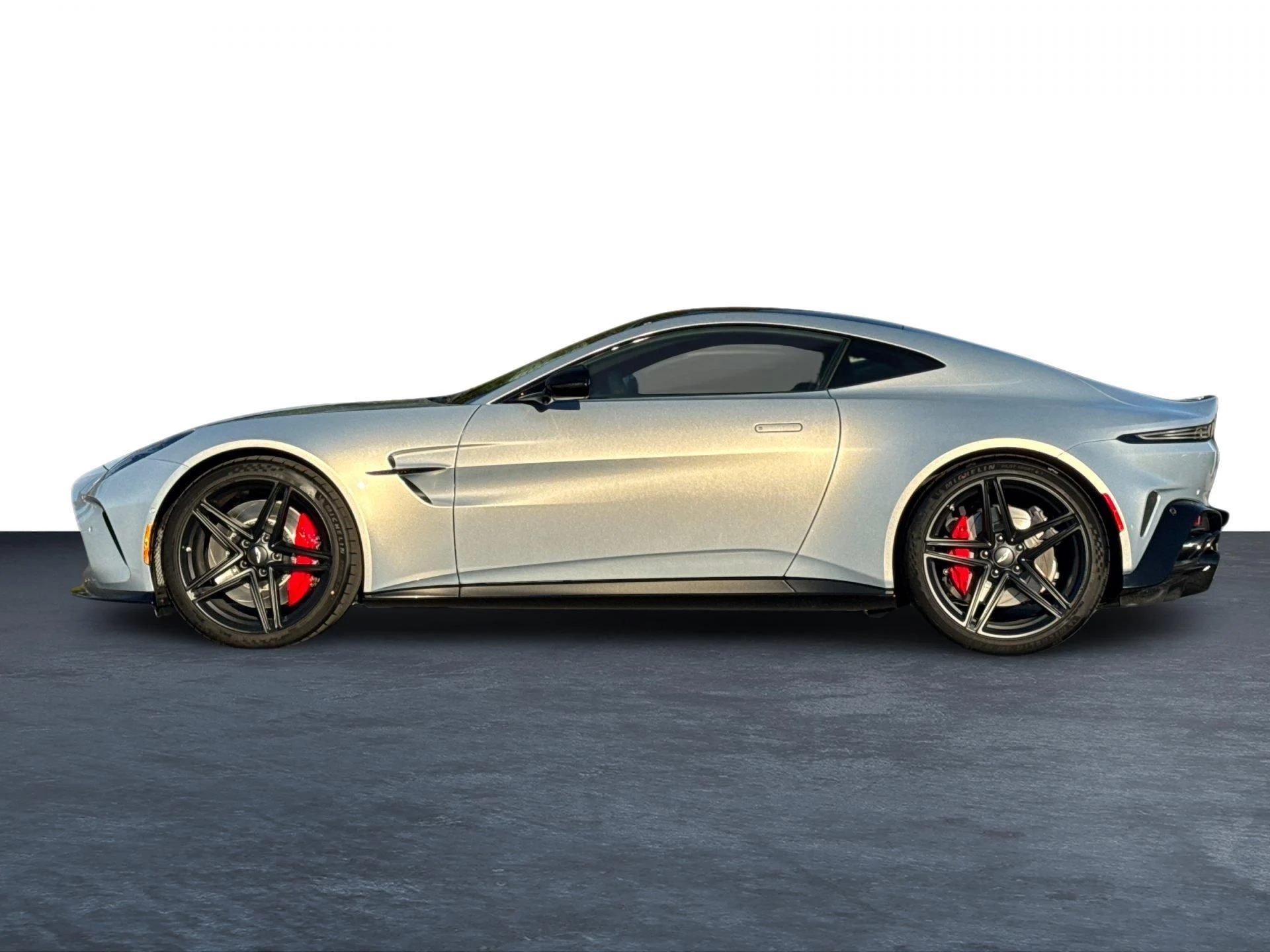 mph026_2297927294_Used_2025_Aston_Martin_Vantage_1747424231_dcfa0dbe0a