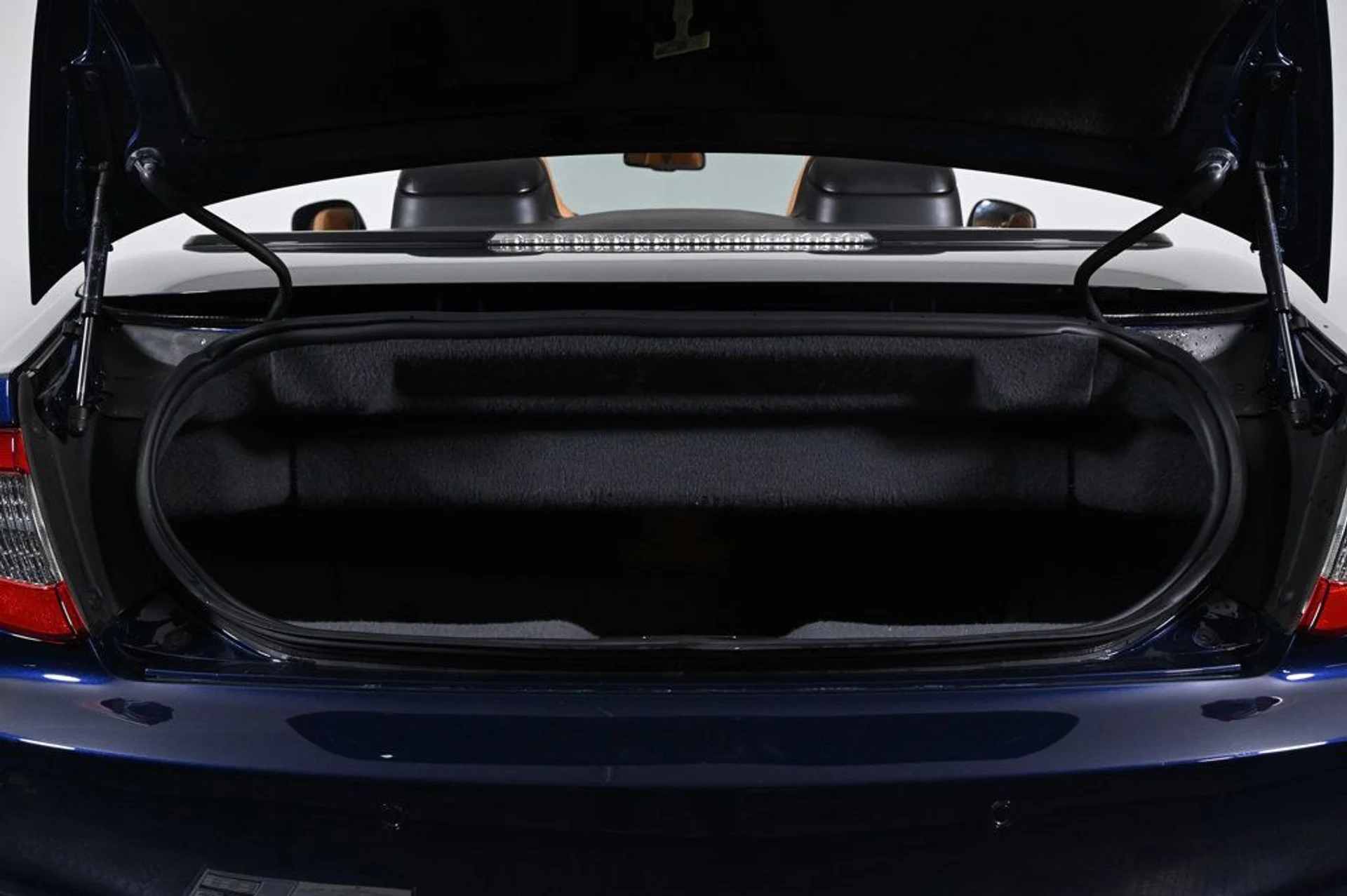 mph026_2308532622_used_2019_maserati_granturismo_sport_11350_23000858_26_1024_eabaf8975a