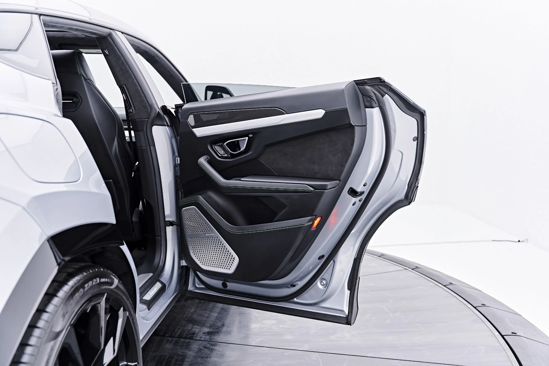 mph026_2311537434_Used_2021_Lamborghini_Urus_1788457894_4e57b71aad