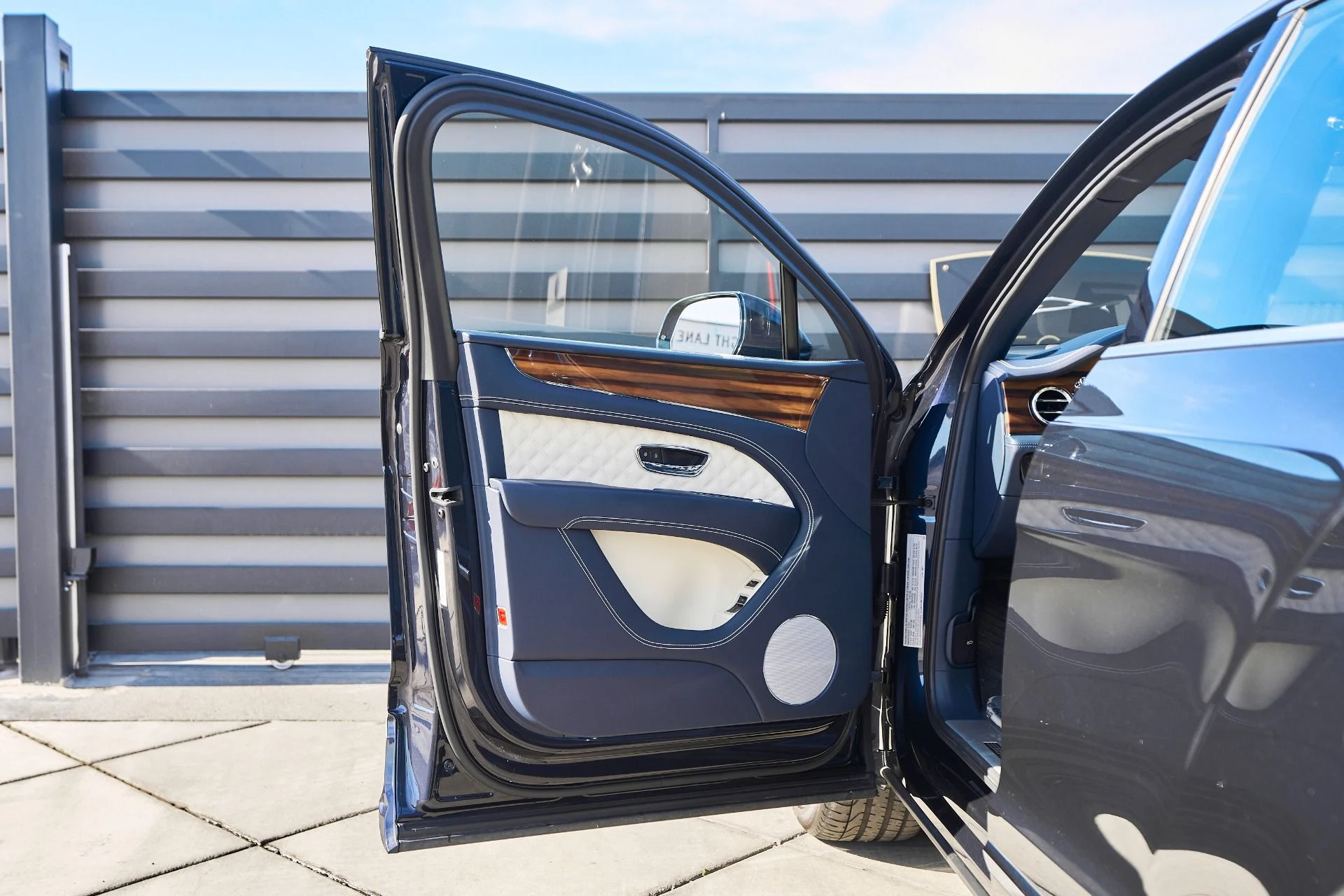 mph026_2314146503_Used_2021_Bentley_Bentayga_V8_1764208995_38d6578f68