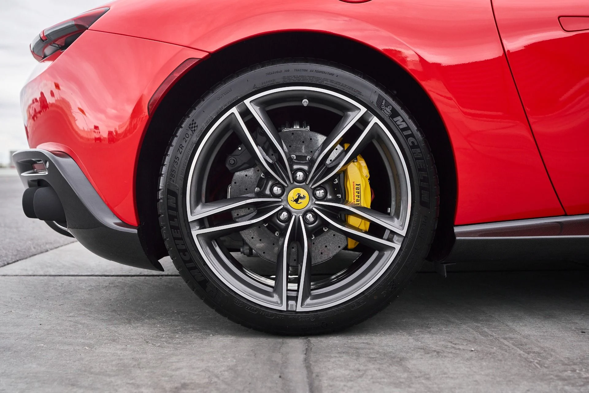 mph026_2318572316_Used_2023_Ferrari_Roma_Base_1761599029_77edba2b6a