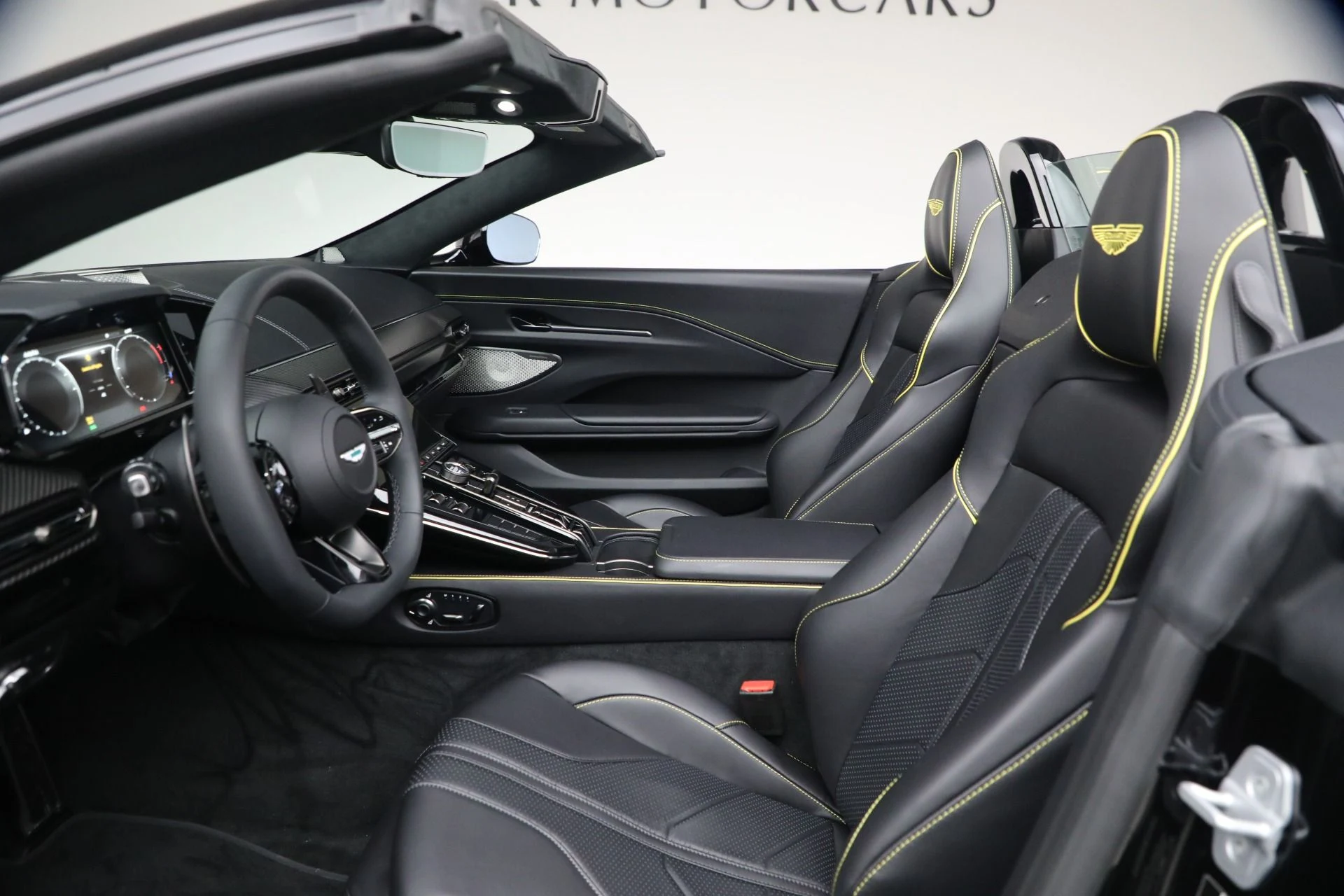 mph026_2341098386_New_2026_Aston_Martin_Vantage_Roadster_1770848257_0cd0de5eca