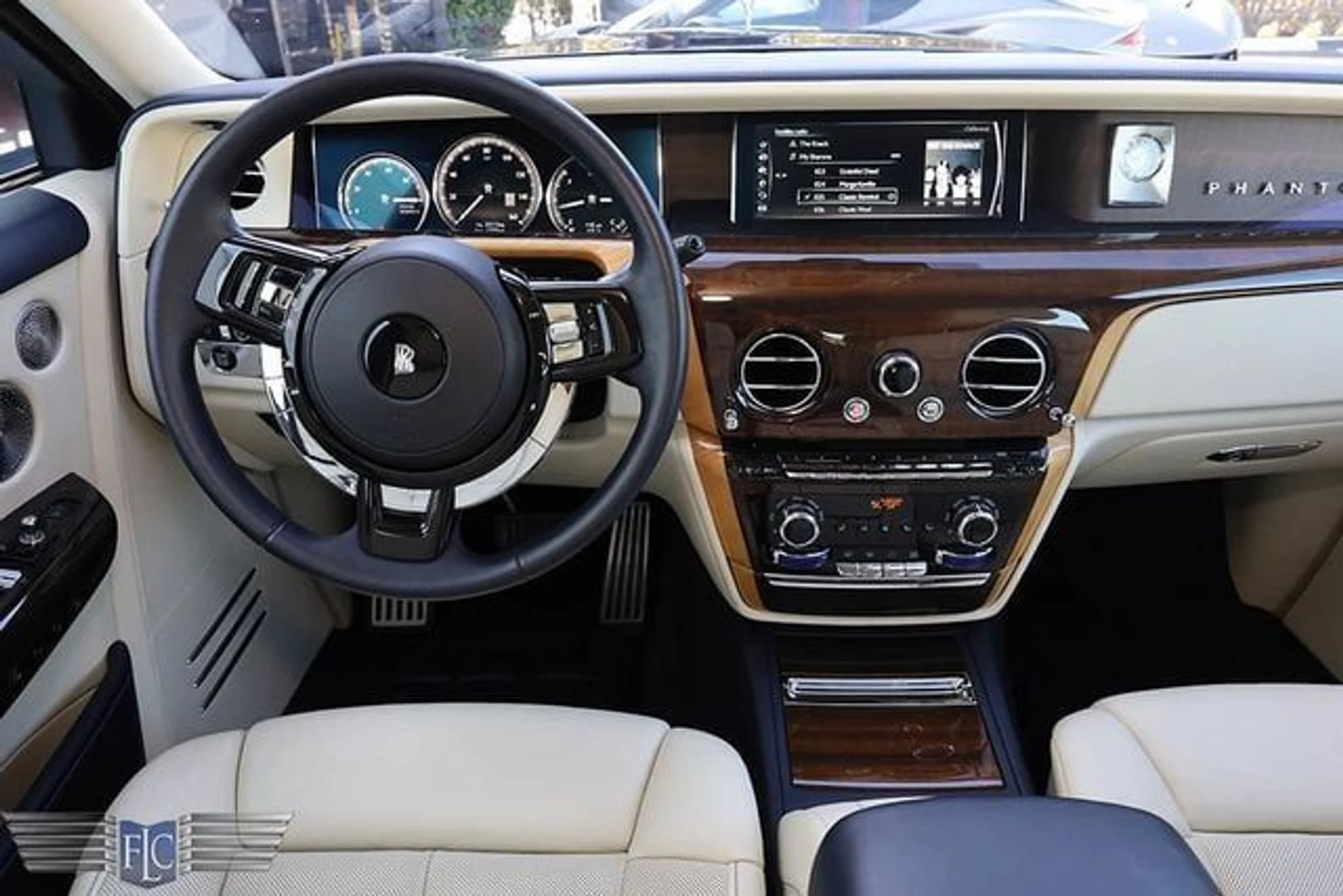 mph026_2348703817_used_2018_rolls_royce_phantom_sedan_6305_22718398_31_640_ff5ac1d3a3