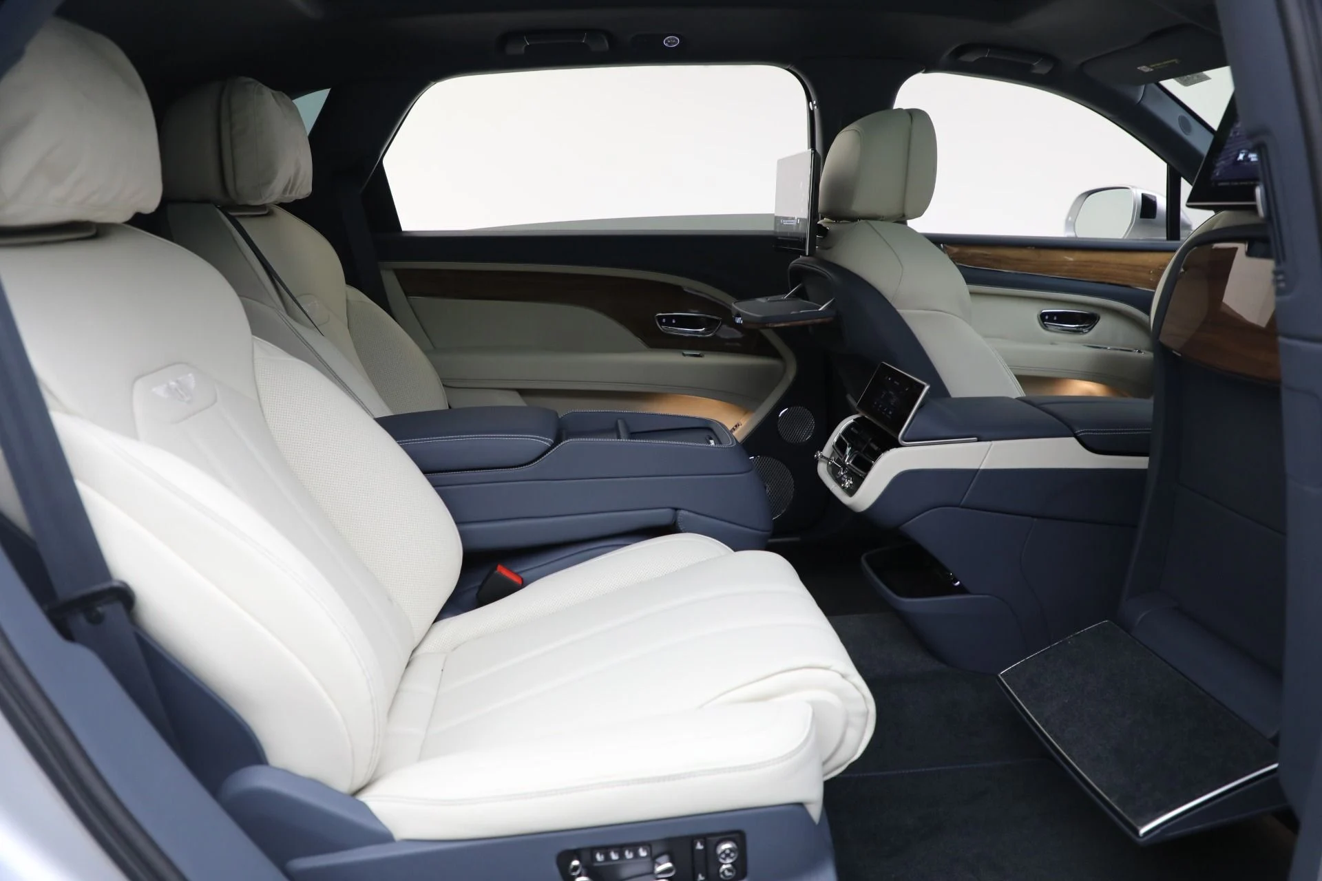 mph026_2355874389_New_2025_Bentley_Bentayga_EWB_V8_5b18b932a2