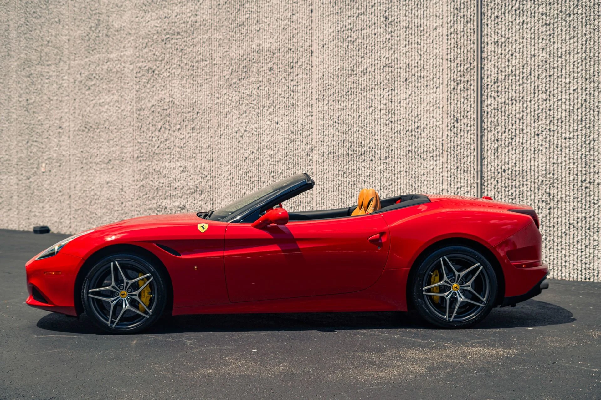 mph026_2360460195_Used_2016_Ferrari_California_T_1777481400_05c6849576