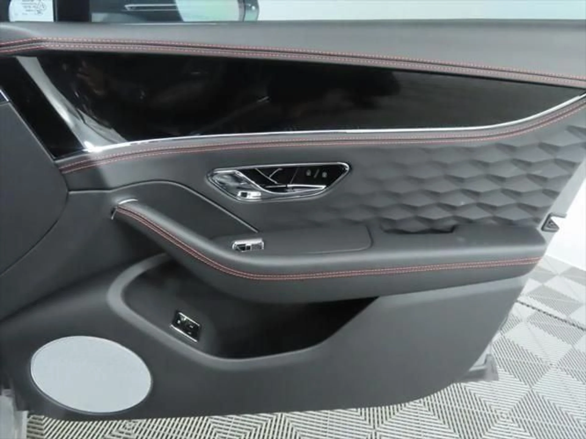 mph026_239764784_used_2025_bentley_flying_spur_speedsedan_8119_23010075_27_640_5db90a0165